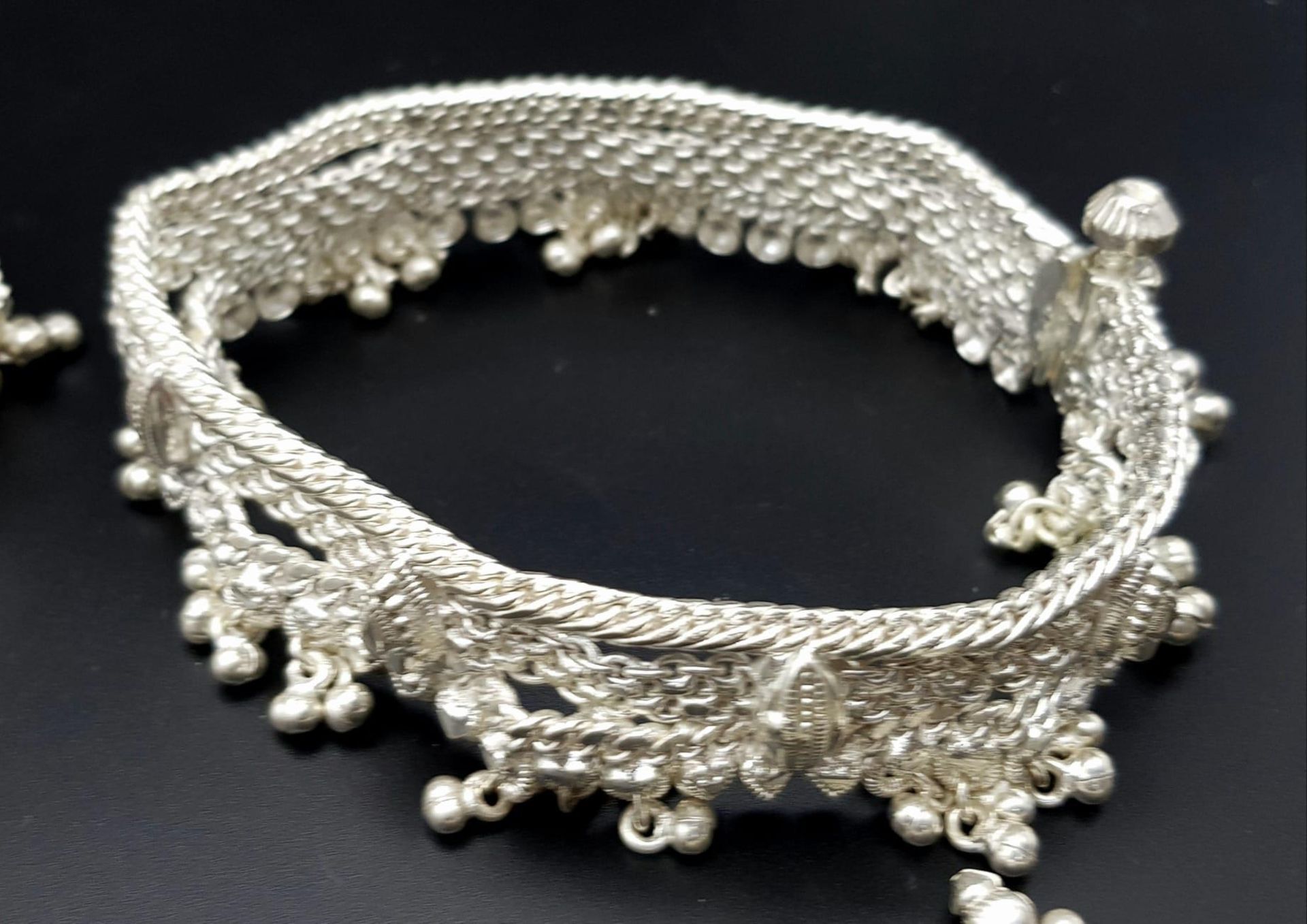 A Vintage Indian Silver (800) Jewellery Collection. Includes 4 upper arm decorative bands and one - Bild 3 aus 9