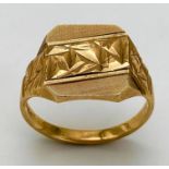 A 9 K yellow gold cygnet ring, beautifully engraved on top and at the shoulders. Size: S, weight: