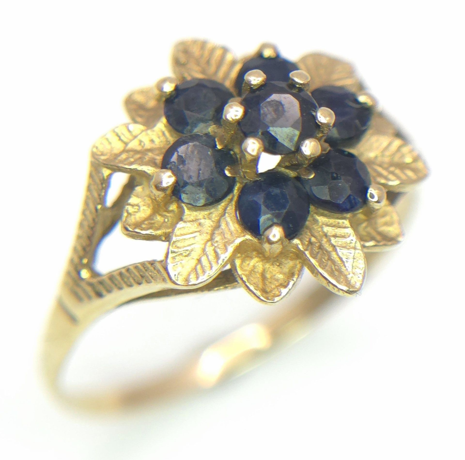 A 9 K yellow gold ring with a cluster of round cut sapphires, size: M1/2, weight: 1.7 g. - Bild 2 aus 4