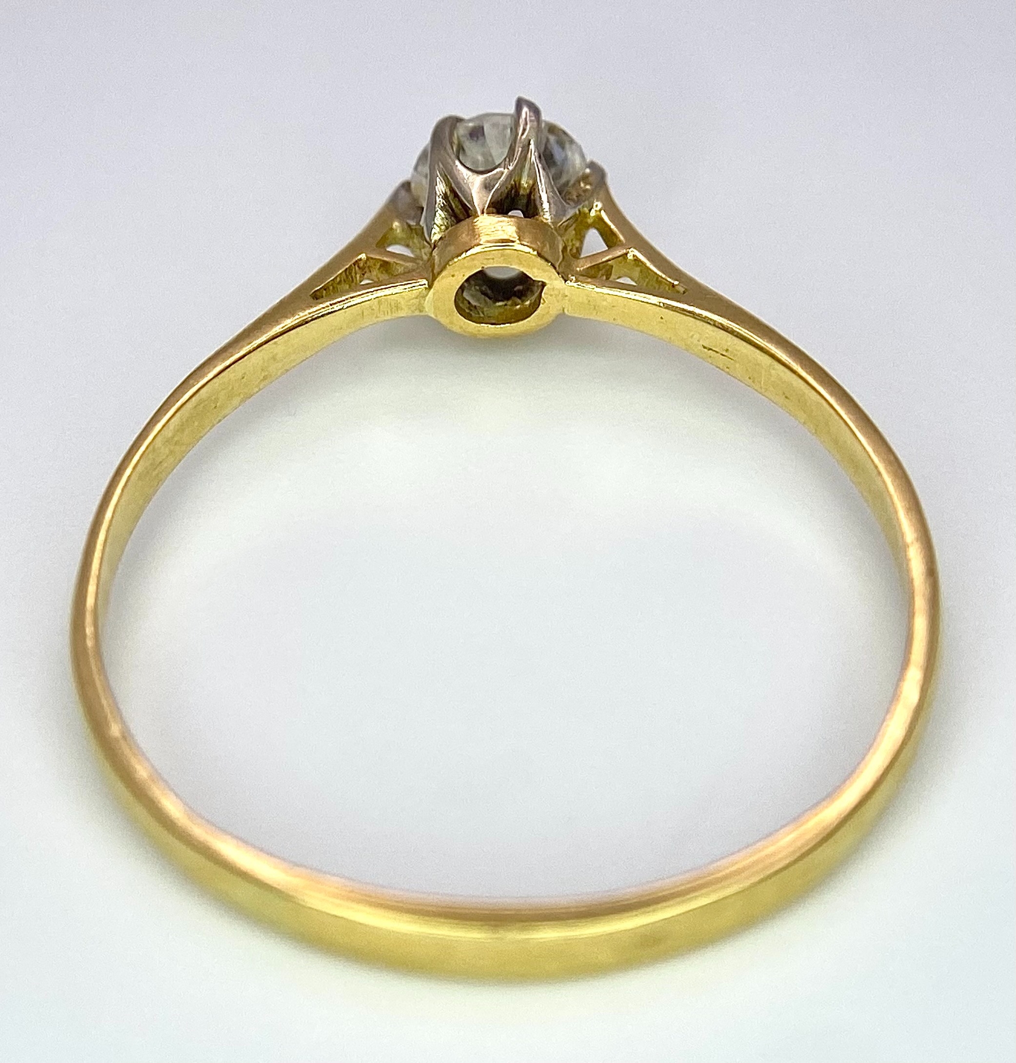 AN 18K YELLOW GOLD, OLD CUT DIAMOND SOLITAIRE RING. 0.40CT. 1.5G. SIZE P 1/2. - Image 5 of 5