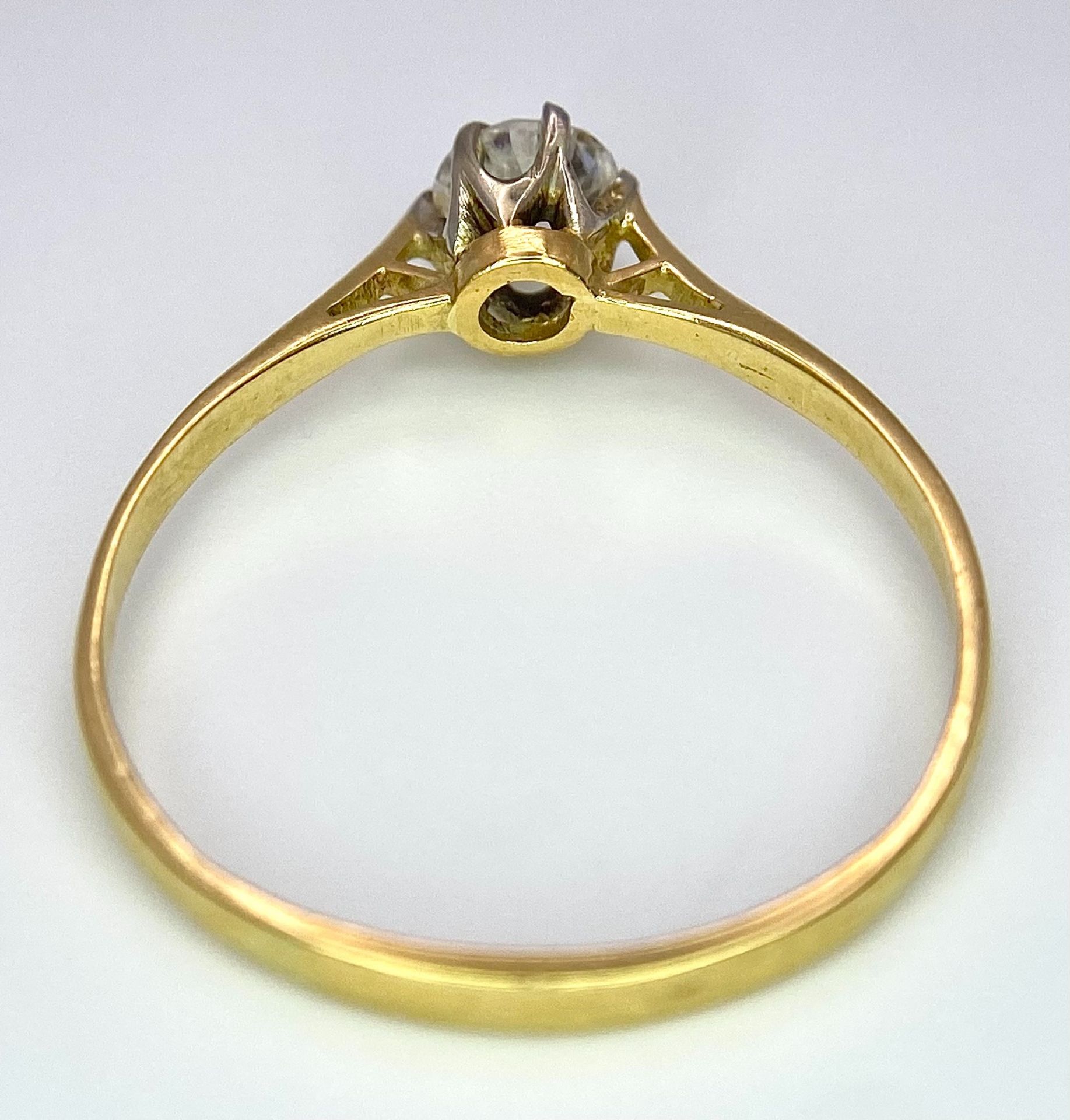 AN 18K YELLOW GOLD, OLD CUT DIAMOND SOLITAIRE RING. 0.40CT. 1.5G. SIZE P 1/2. - Bild 5 aus 5