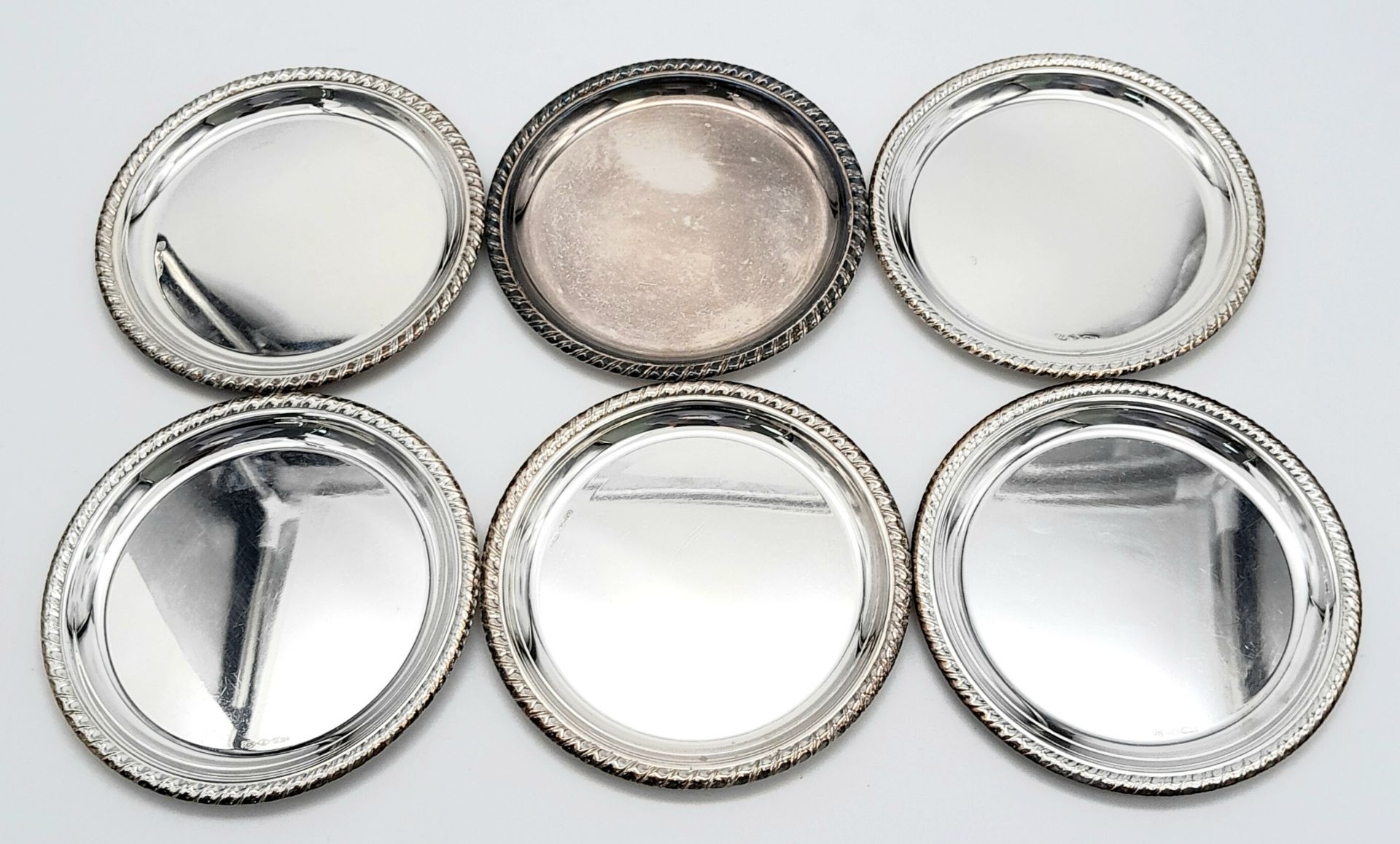 A SET OF SIX SOLID SILVER COASTERS IN 800 SILVER , NICELY EDGED AND BEING 10cms in DIAMETER . 316gms - Bild 2 aus 5