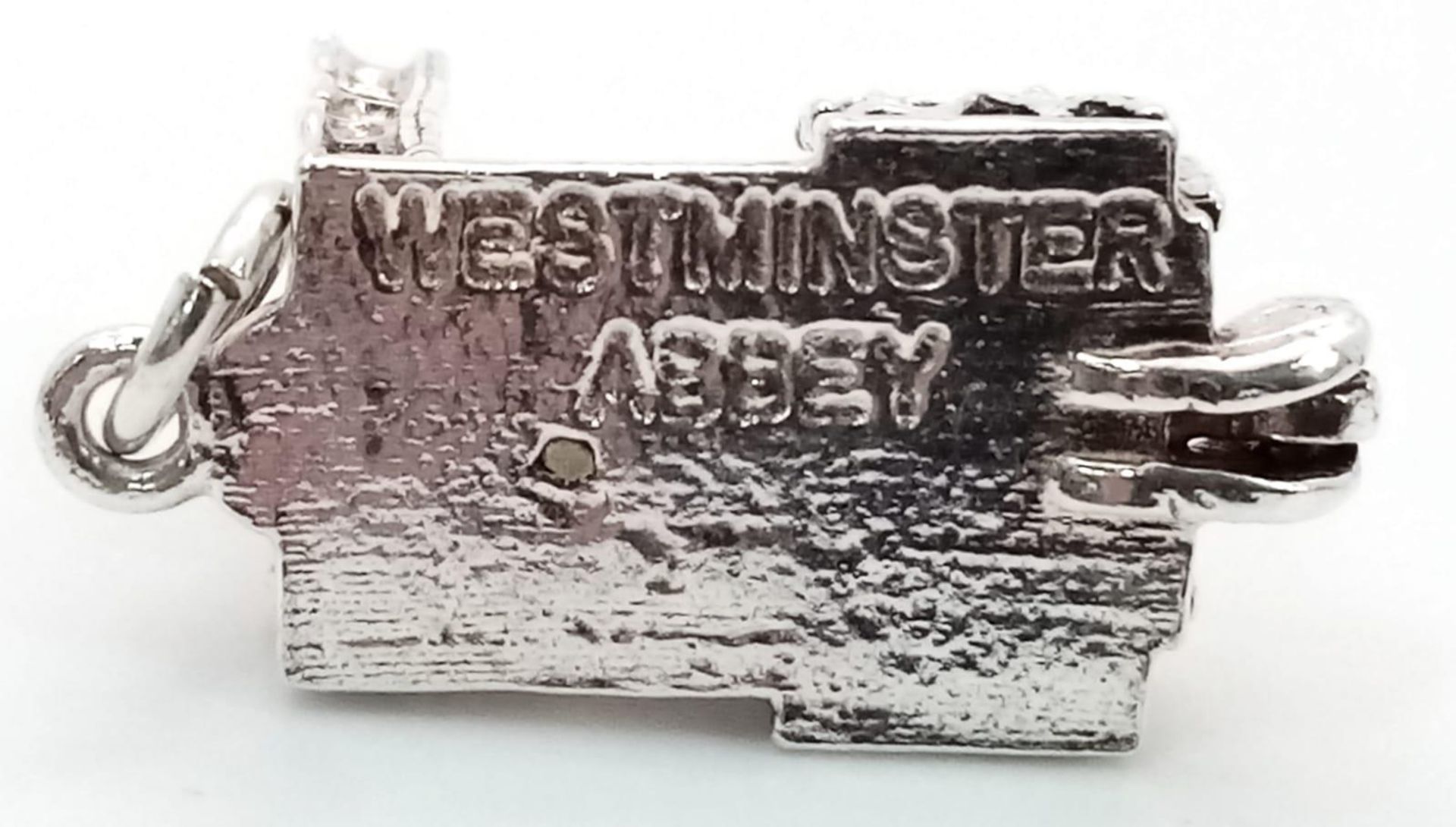 STERLING SILVER WESTMINSTER ABBEY CHARM WHICH OPENS TO REVEAL A BIBLE, WEIGHT 6G - Image 3 of 5