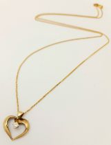 A 9 K yellow gold chain necklace with a heart pendant adorned with a single round cut diamond, chain