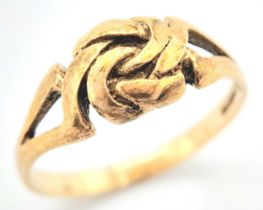 A 9 K yellow gold ring with an interesting knot on top, size: K, weight: 1.8 g.
