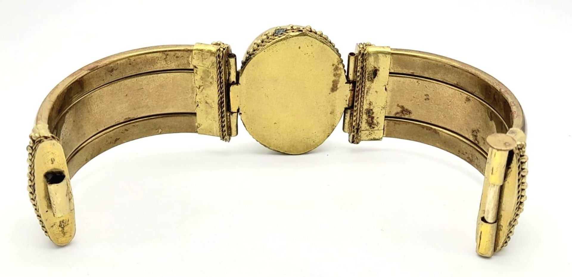 A Yellow Metal Middle Eastern/Asian Jasper Set Hinge Bracelet. 6.5cm Inner Diameter. 90.3 Grams - Image 7 of 7