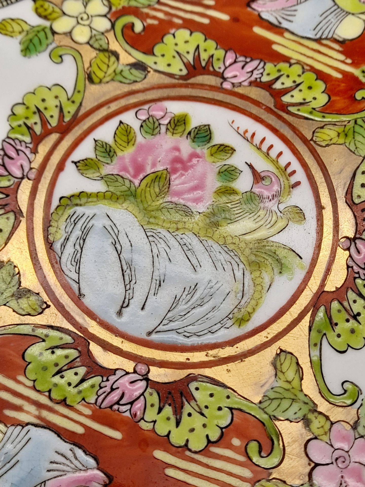 A Decorative Chinese Famille Rose Ceramic Plate. Court scene decoration. 26cm diameter. - Bild 3 aus 6