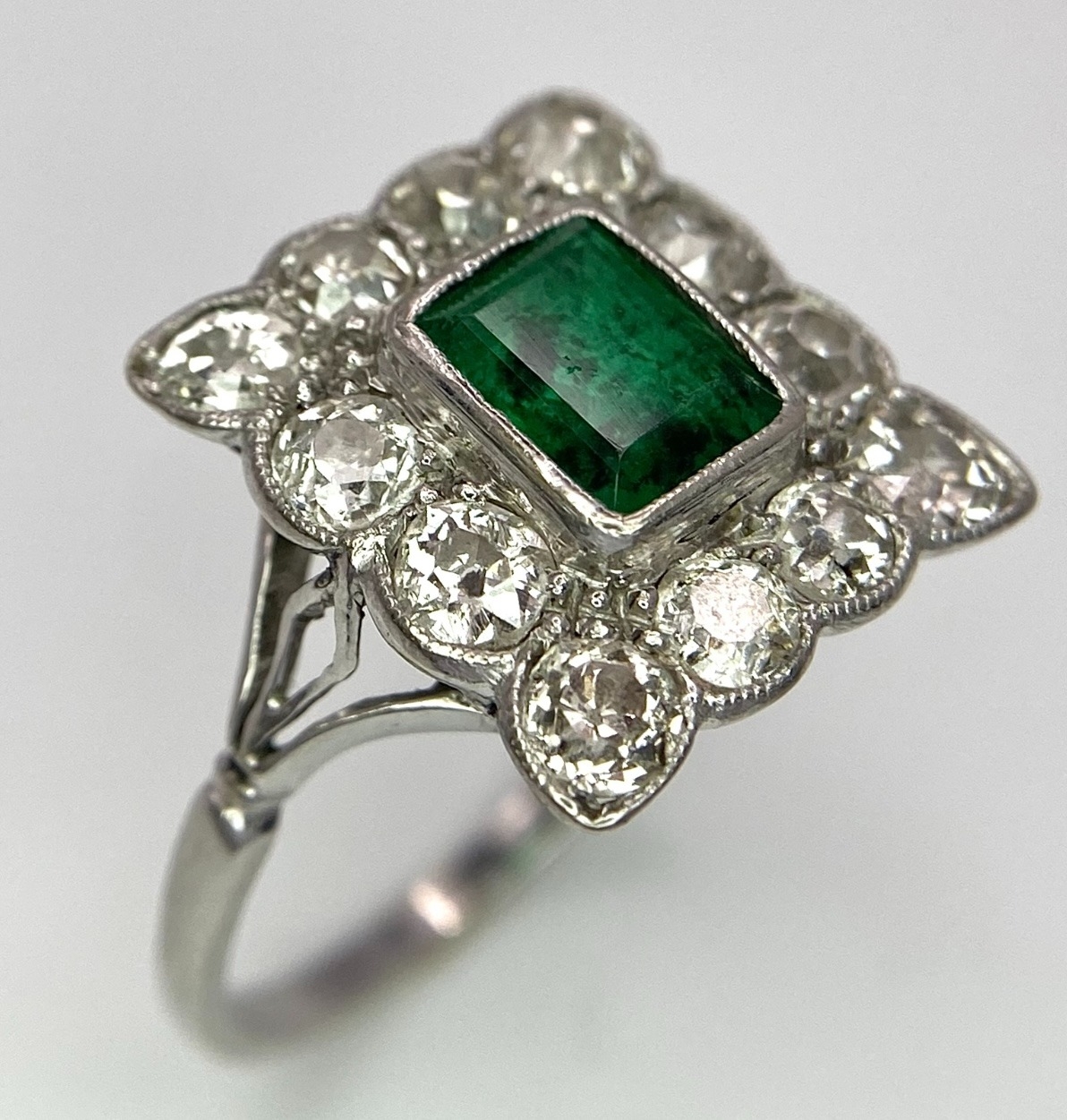 AN 18K WHITE GOLD (TESTED) EDWARDIAN OLD CUT DIAMOND AND EMERALD CLUSTER RING. 1.20CT OF OLD CUT - Image 5 of 9
