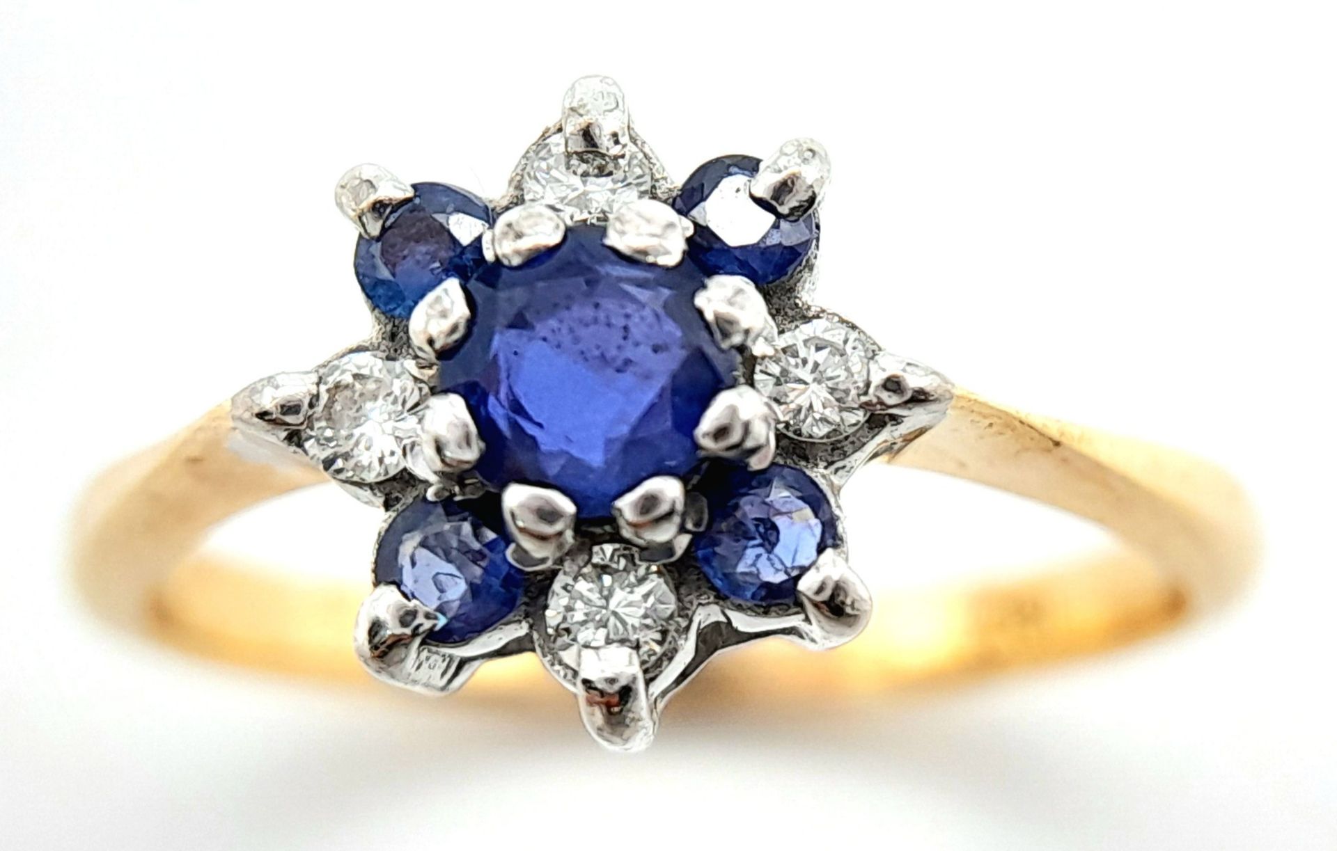 AN 18K YELLOW GOLD DIAMOND AND SAPPHIRE CLUSTER RING. 3.3G. SIZE L - Bild 6 aus 6