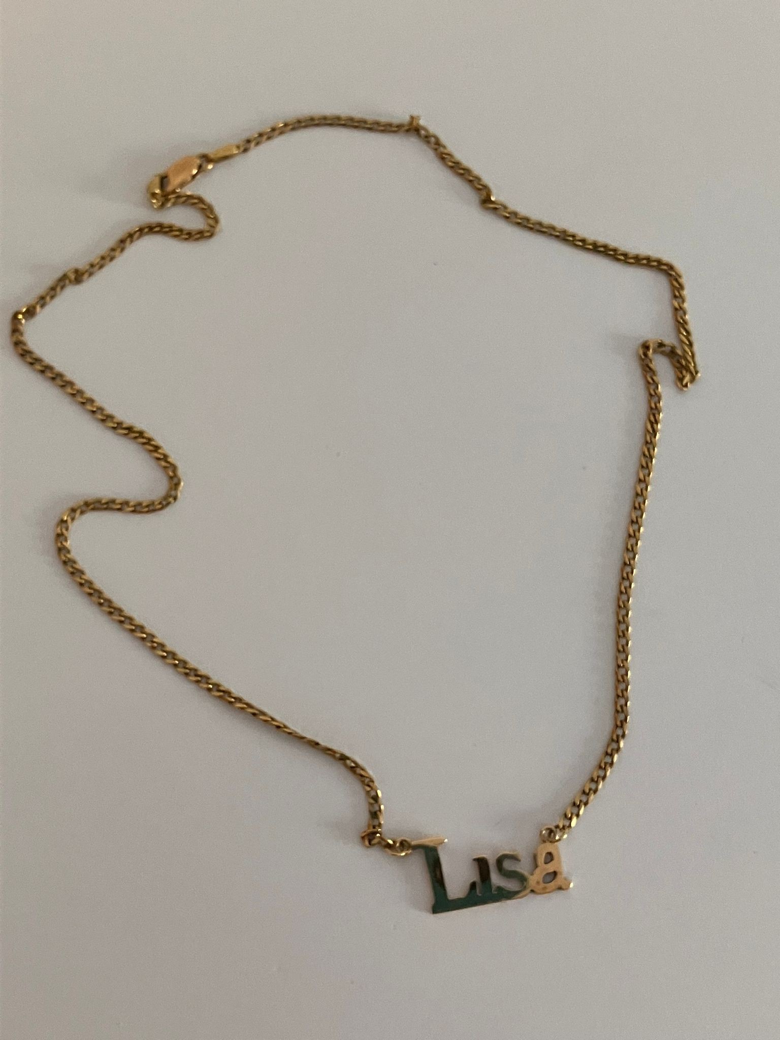 9 carat GOLD, CURB CHAIN NECKLACE with name of LISA. Full UK hallmark. 5.7 grams. 46 cm. - Image 9 of 11