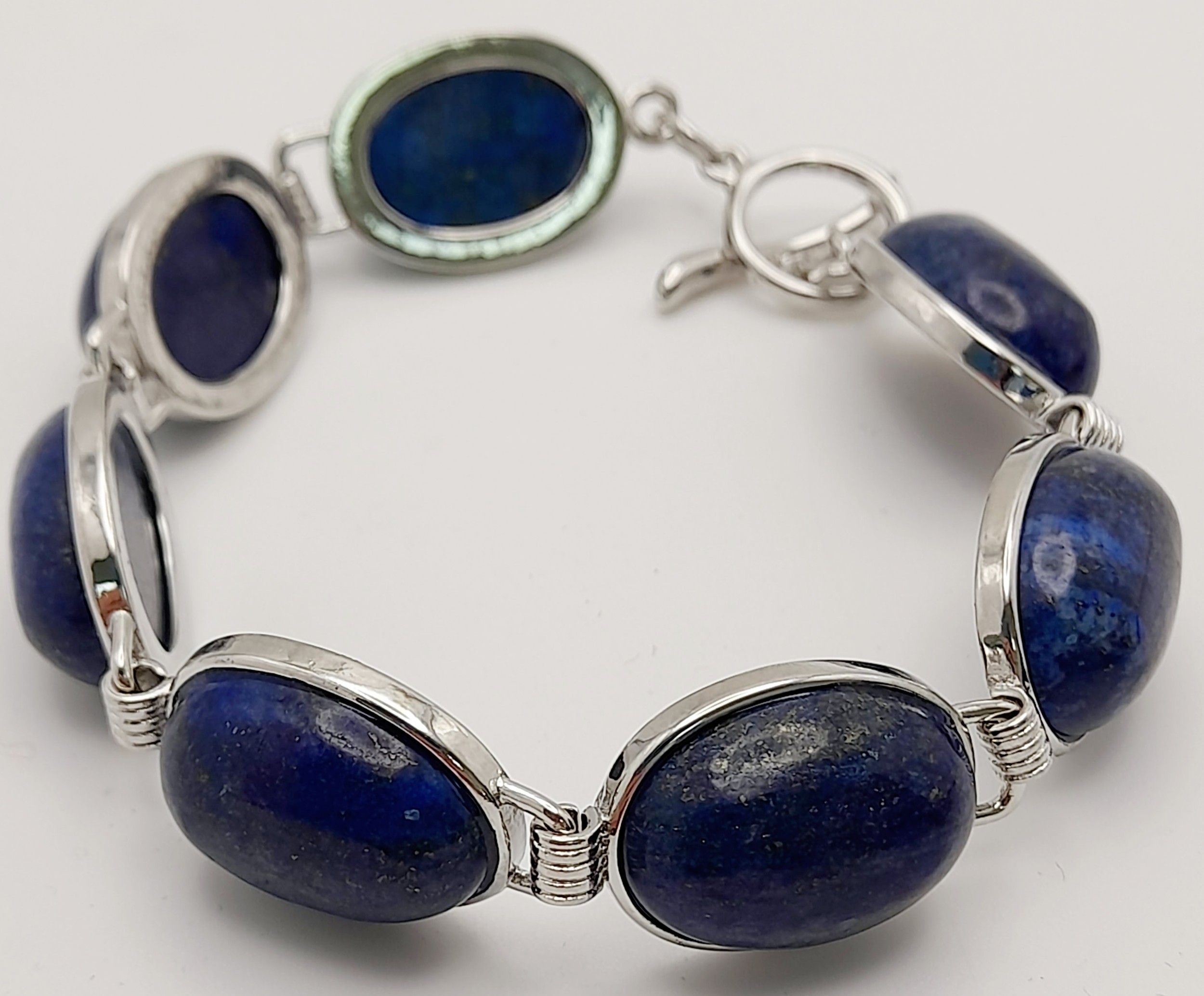 A Lapis Lazuli Jewellery Suite. Includes: necklace, earrings, bracelet and ring - size S. - Image 4 of 6