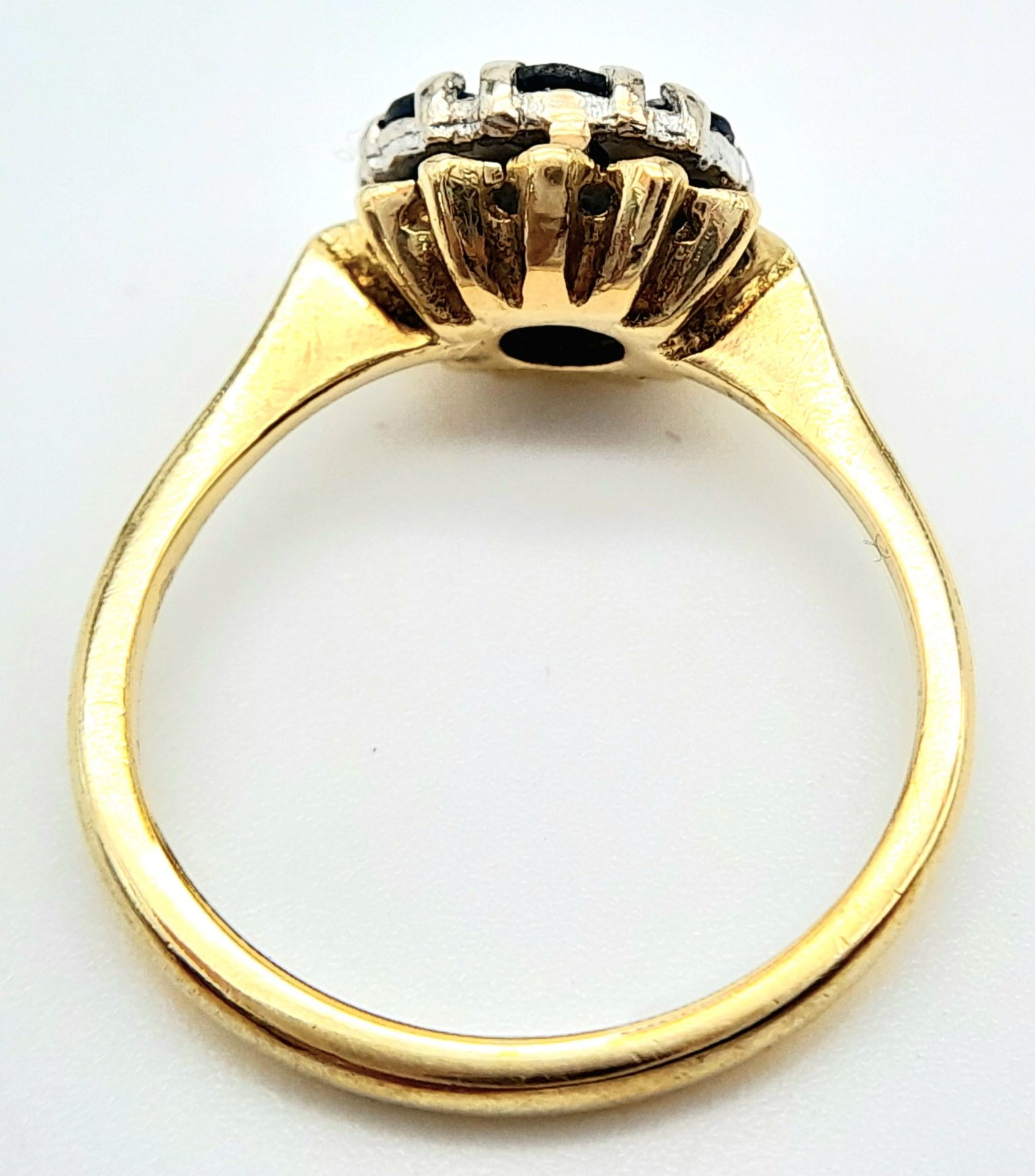 AN 18K YELLOW GOLD VINTAGE DIAMOND & SAPPHIRE RING. Size K, 3.5g total weight. Ref: SC 8070 - Image 5 of 6