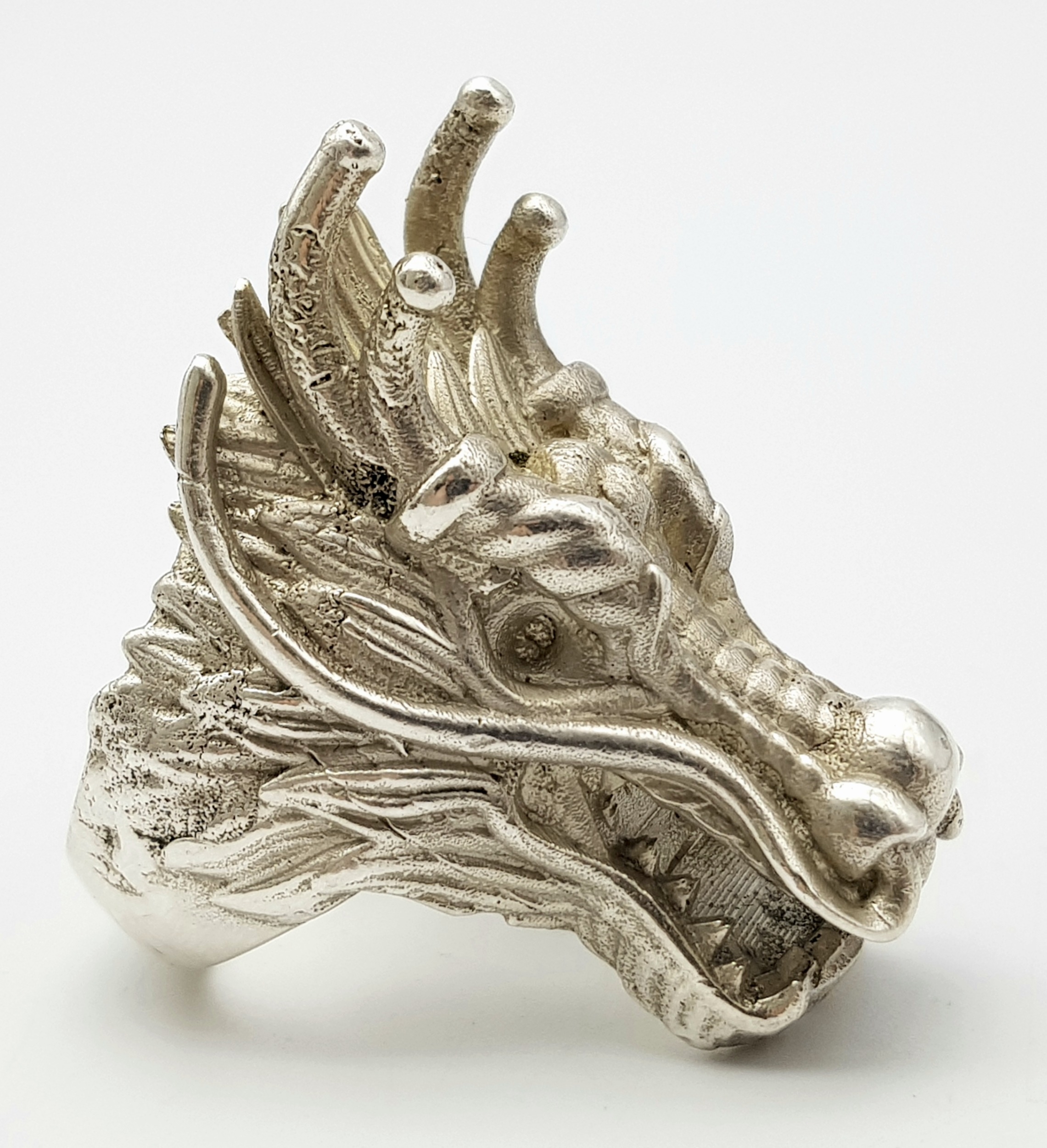 A STERLING SILVER DRAGONS HEAD RING, STUNNING DETAIL AND HEAVY. 4.2cm dragon head length, 86.8g - Image 2 of 6