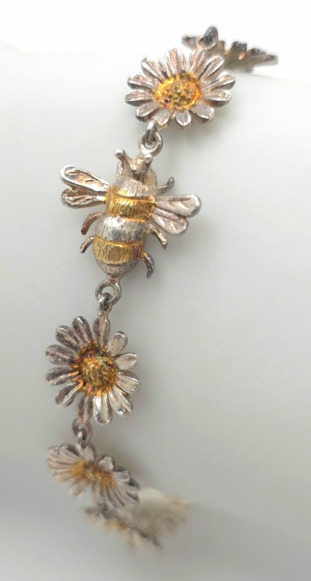 A STERLING SILVER SUNFLOWER AND BEE BRACELET WITH T BAR CLASP. 19.5cm, 13.2g total weight. Ref: SC - Image 3 of 4