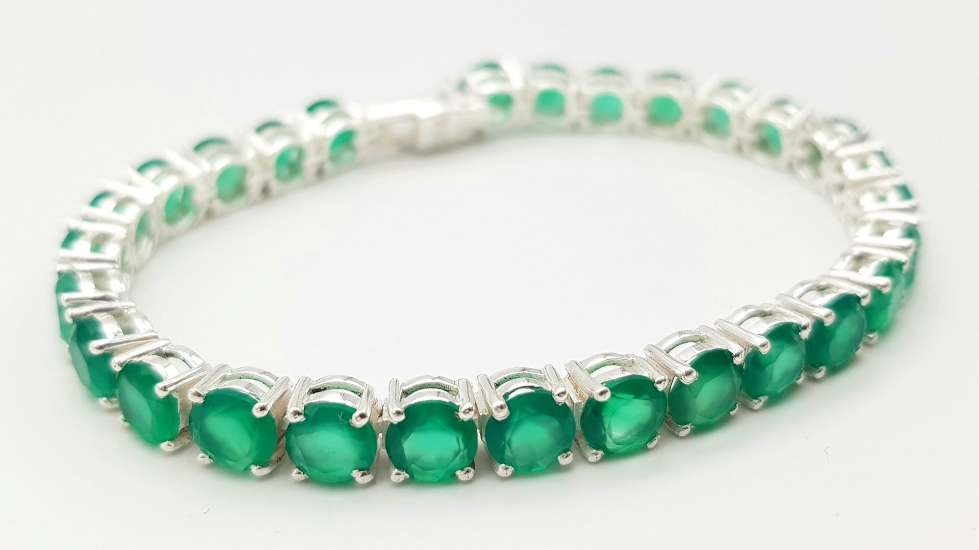A Green Onyx Tennis Bracelet set in 925 Silver. 18cm. 19g - Bild 4 aus 5