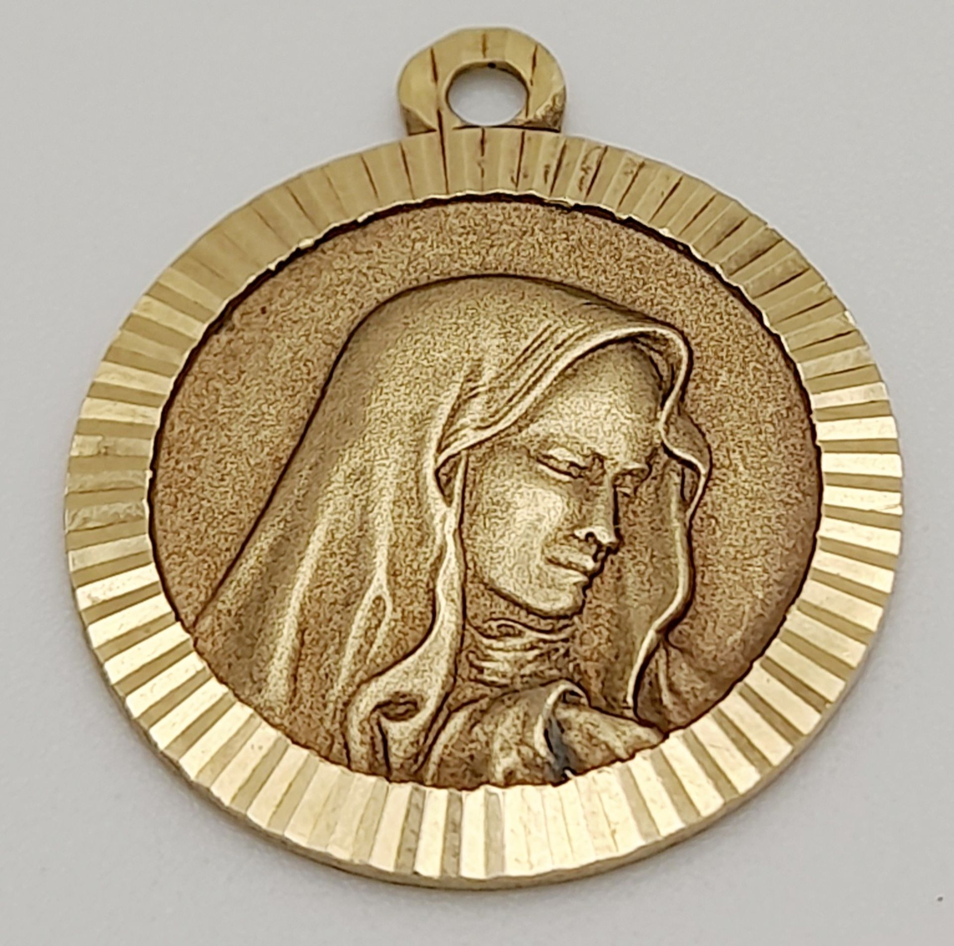 A 9ct Yellow Gold Religious Medallion Pendant/Charm, 2.9g weight, approx 20mm x 17mm. ref: SH1477I