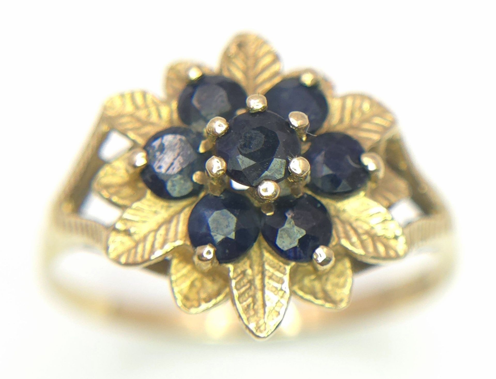 A 9 K yellow gold ring with a cluster of round cut sapphires, size: M1/2, weight: 1.7 g.