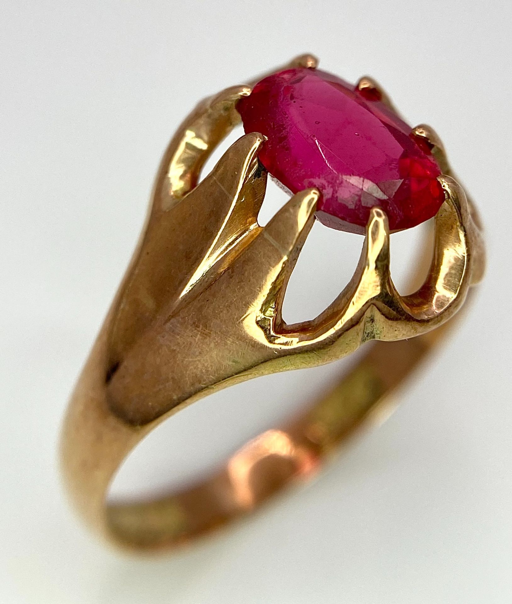 A vintage, 9 K rose gold solitaire ring with an oval cut ruby, ring size: U, weight: 3.8 g. - Bild 2 aus 7
