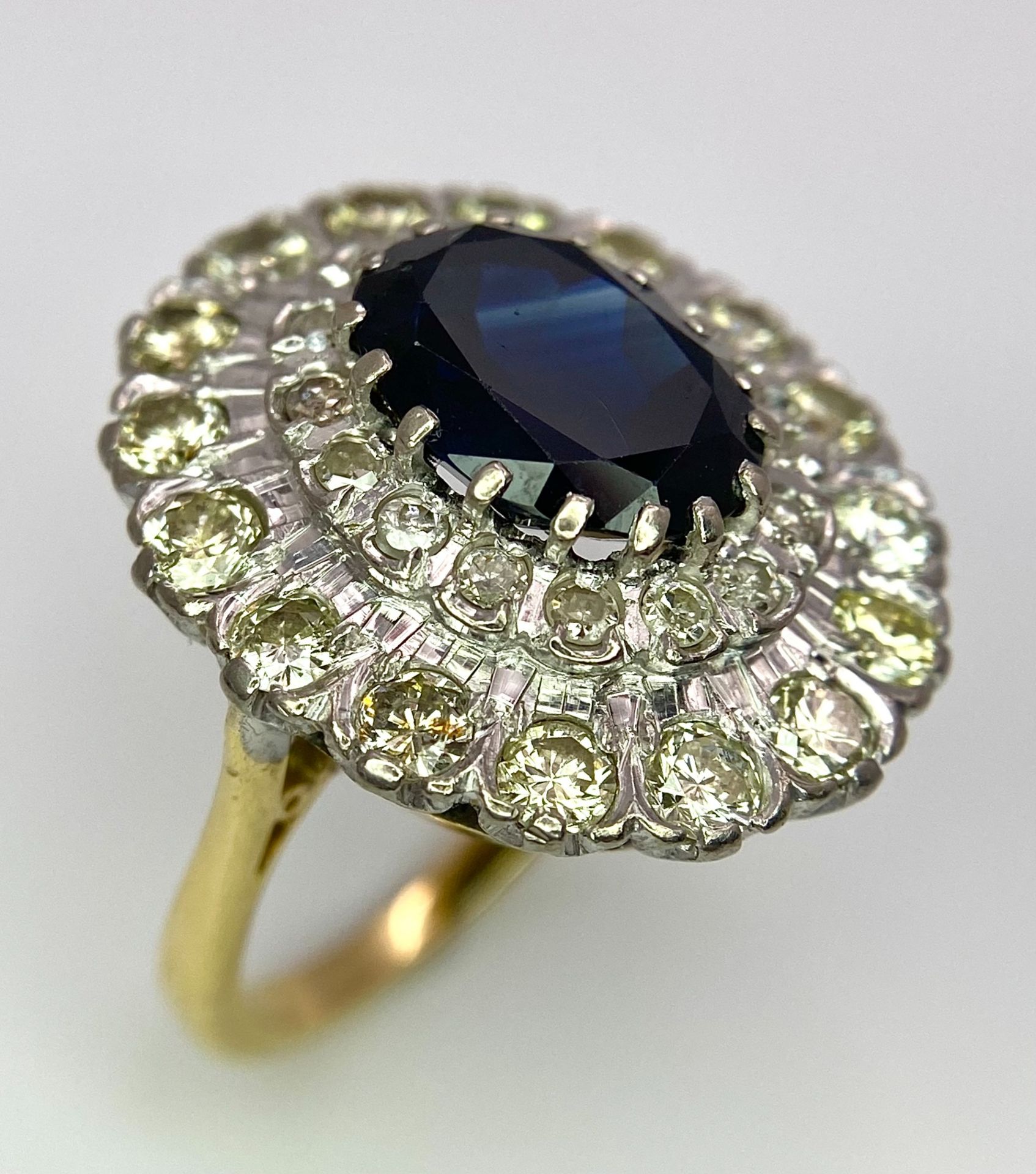 A Breath-Taking 18K Yellow Gold, Sapphire and Diamond Dress Ring. Central oval cut 3ct sapphire with - Bild 3 aus 9