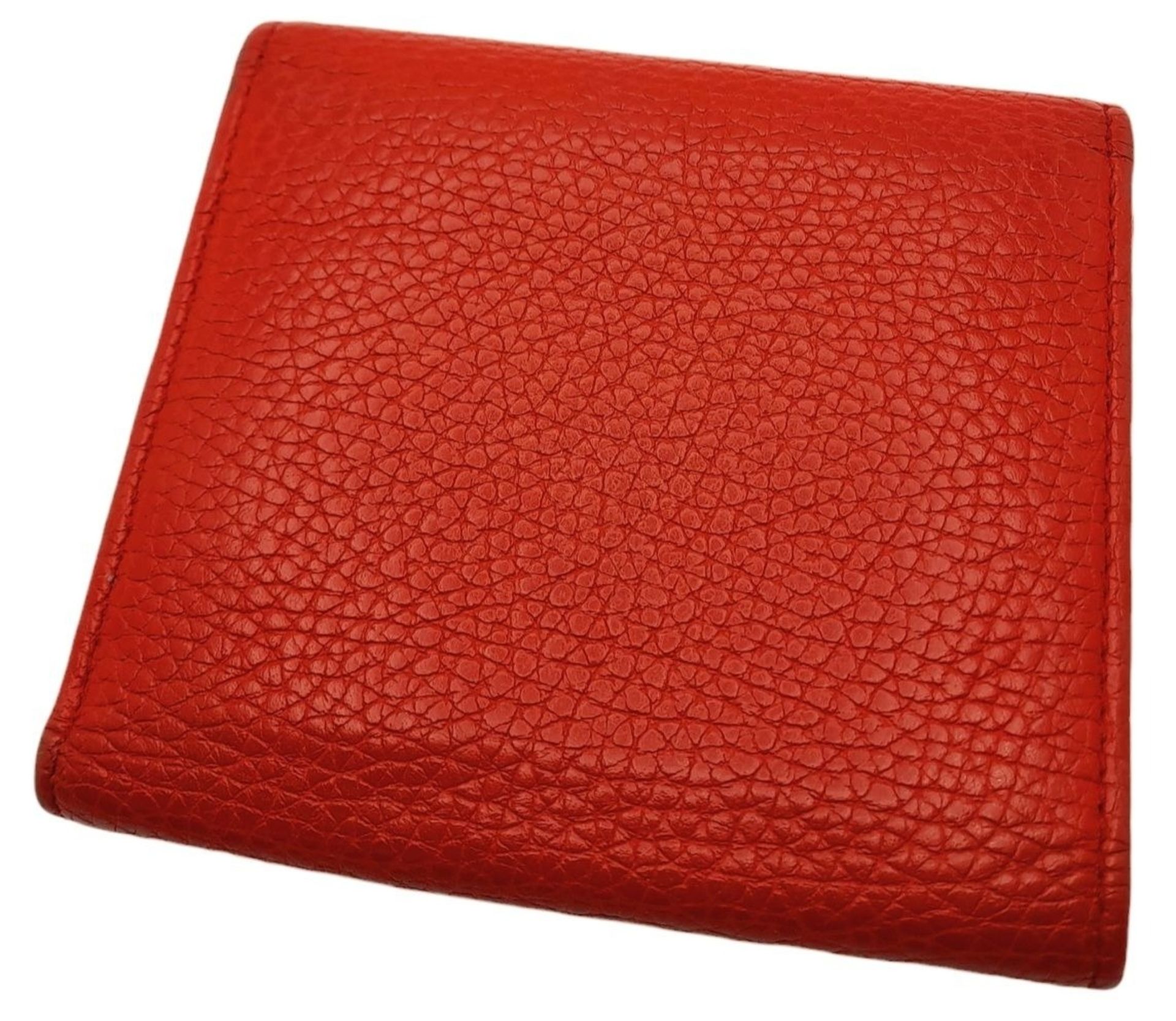 A Gucci Red Trifold Wallet. Leather exterior with the GG logo and press stud closure. Red leather - Bild 2 aus 10