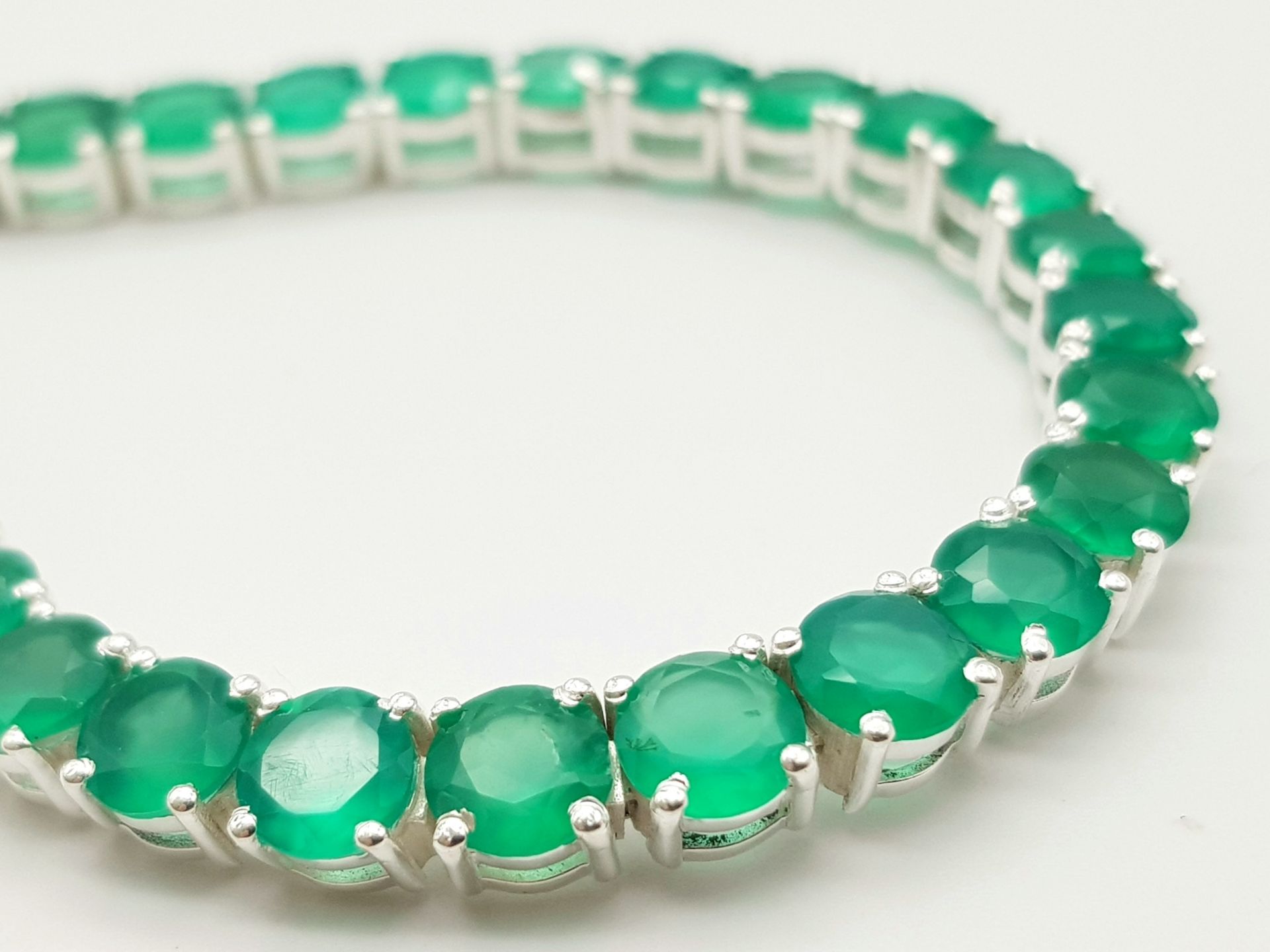 A Green Onyx Tennis Bracelet set in 925 Silver. 18cm. 19g - Bild 2 aus 5