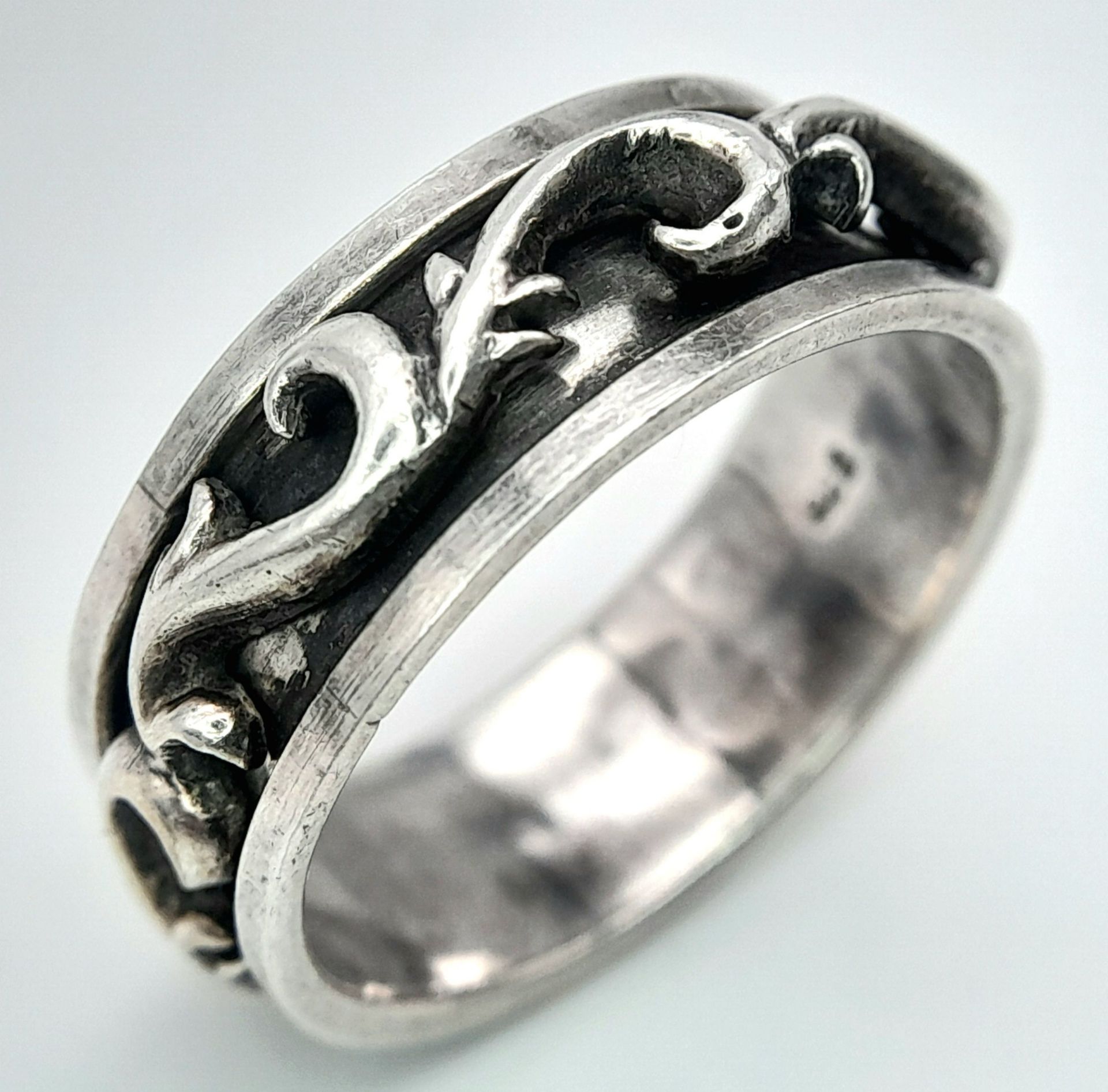 A vintage 925 silver ring with fabulous revolving pattern. Total weight 8.1G. Size Z. - Image 2 of 5