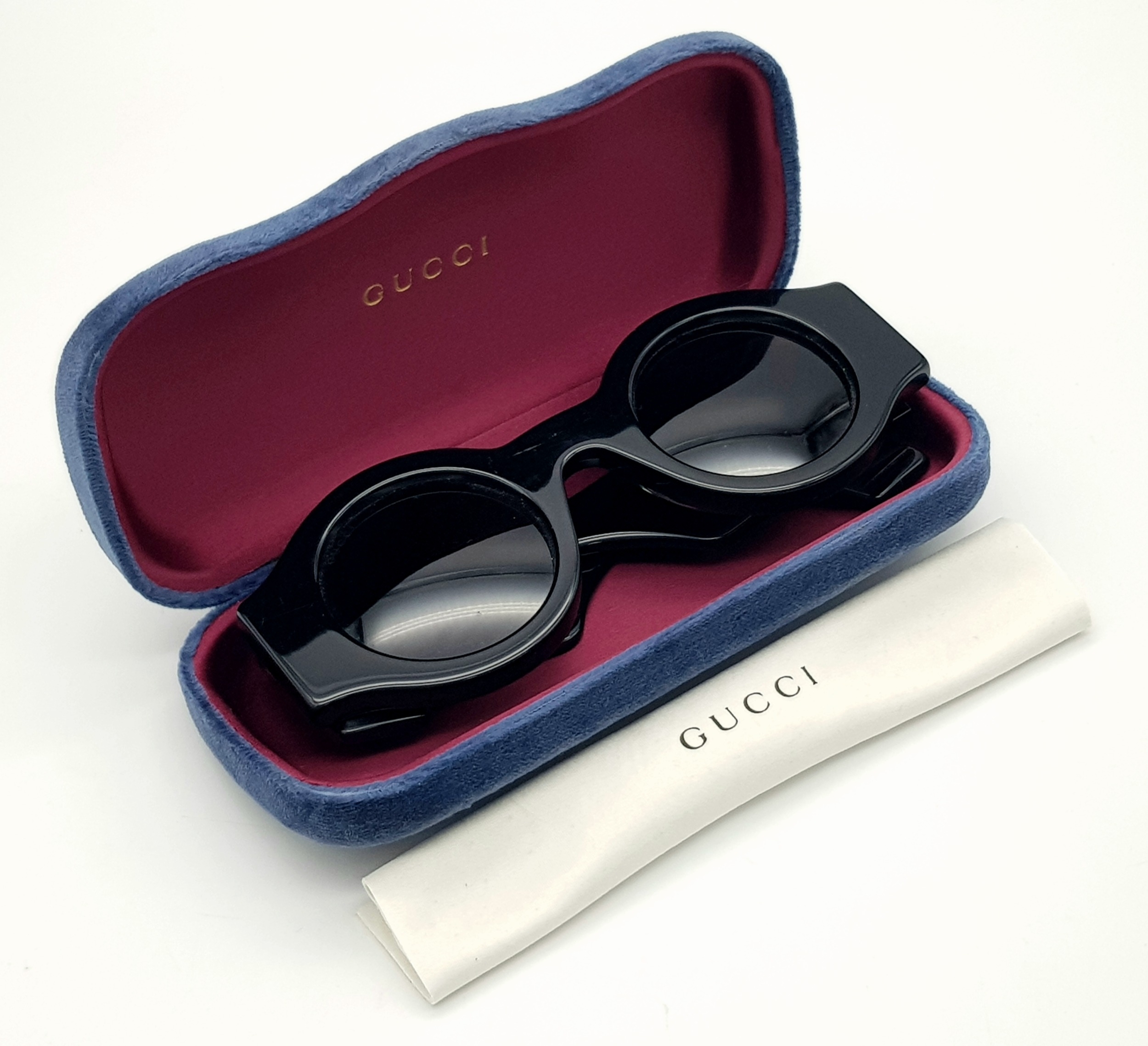 A Pair of Gucci Black Round Sunglasses. Gold-toned GG logos to sides. Thick frames. Comes with - Image 2 of 7