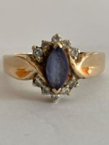 Impressive 14 carat GOLD and DIAMOND RING. Set with faux SAPPHIRE BAGETTE to centre. 4.5 grams. Size