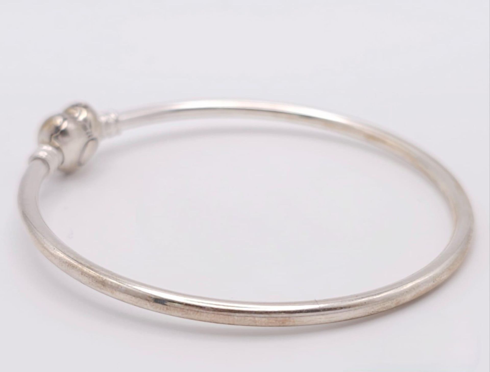 A PANDORA - Moments sterling silver bangle, weight: 8.9 G. - Bild 5 aus 7
