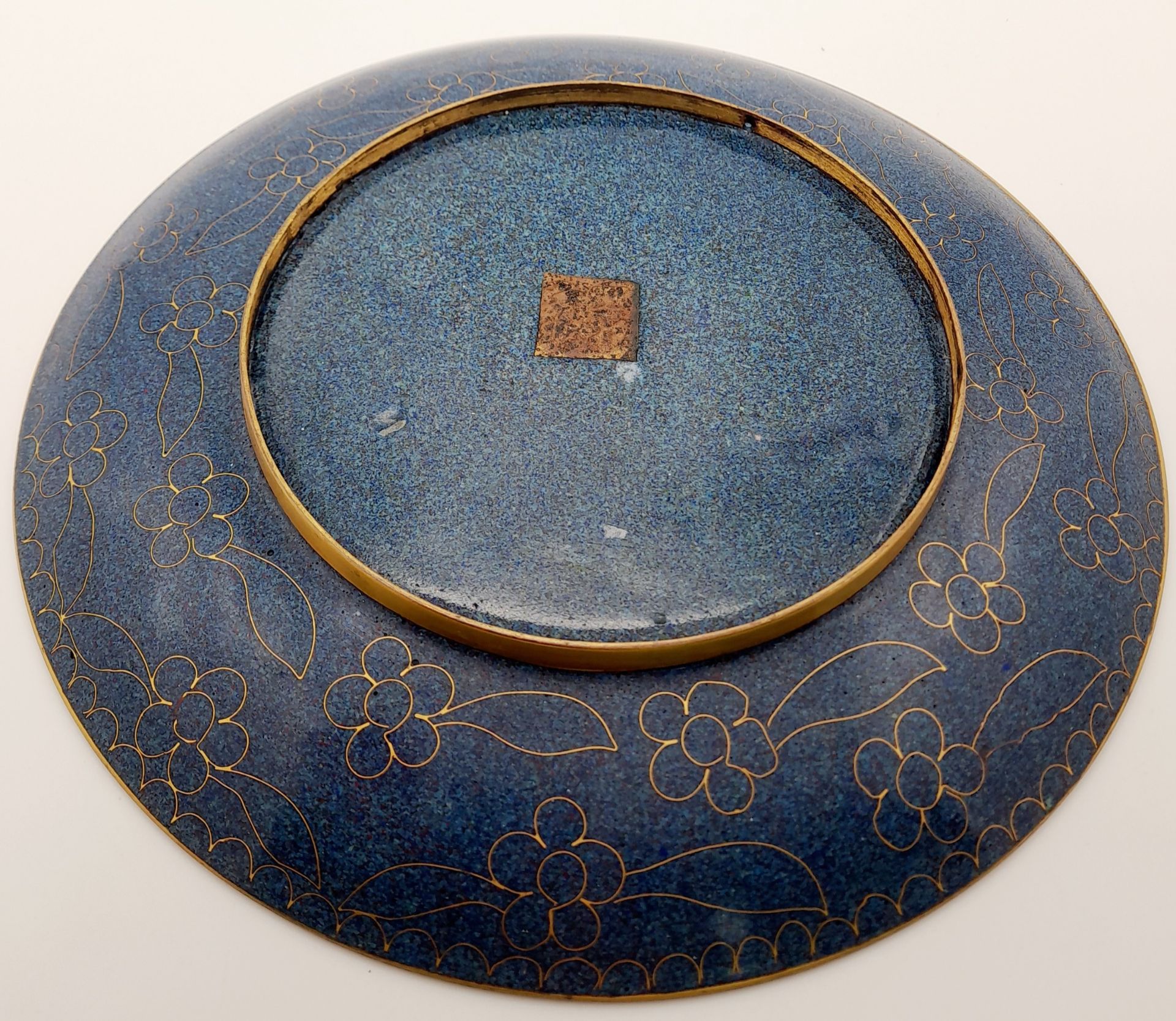 A Vintage Chinese Cloisonné Enamel Plate. Dragon decoration. Markings on base. 23cm diameter. - Bild 5 aus 6
