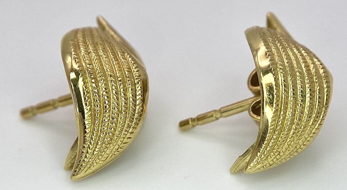 A Pair of 18K Yellow Gold Decorative Leaf Earrings. 3.2g - Image 5 of 7