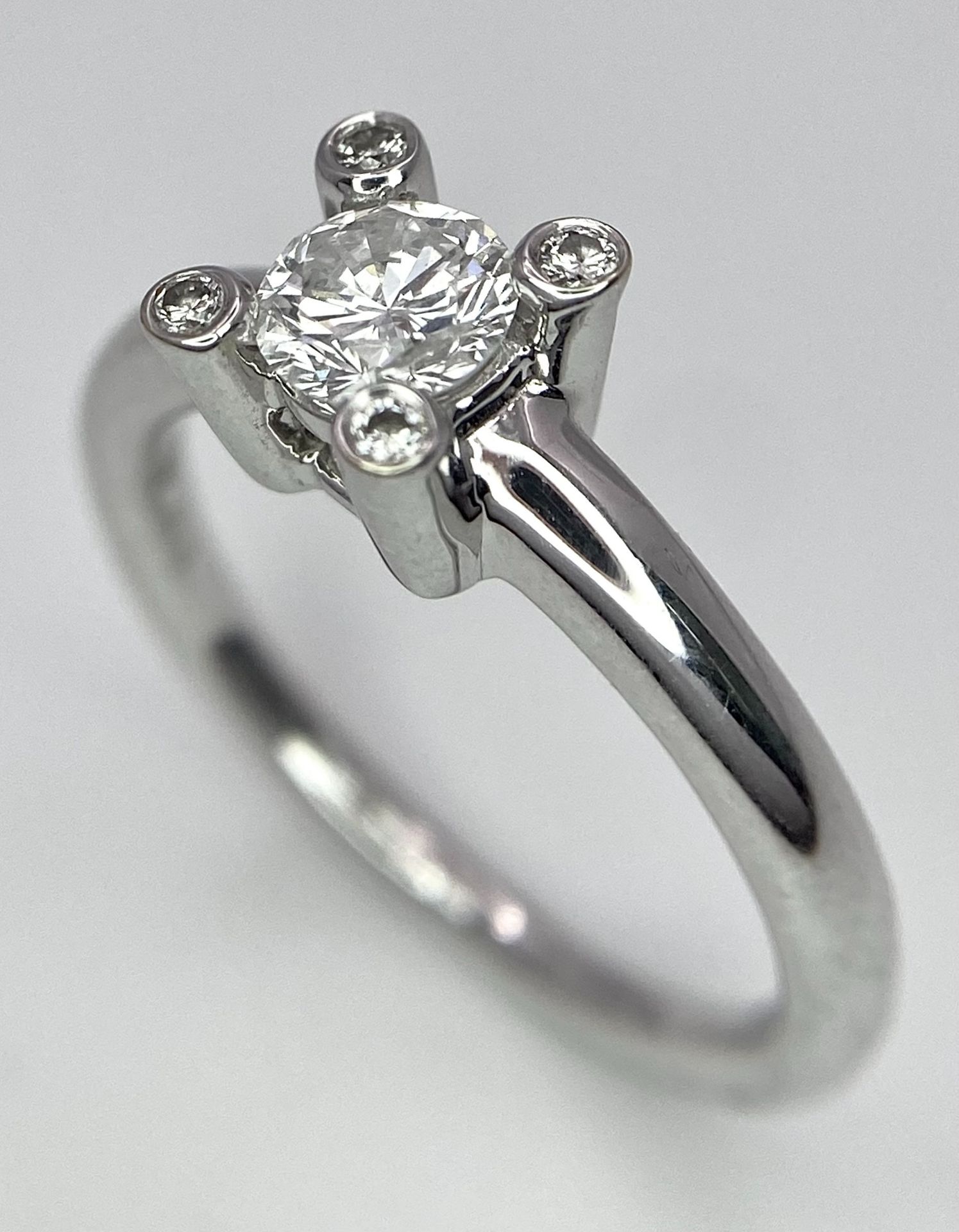 AN 18K WHITE GOLD DIAMOND SOLITAIRE RING WITH FOUR DIAMOND TURRETS - 0.50CT 4.6G. SIZE M 1/2. - Image 6 of 10