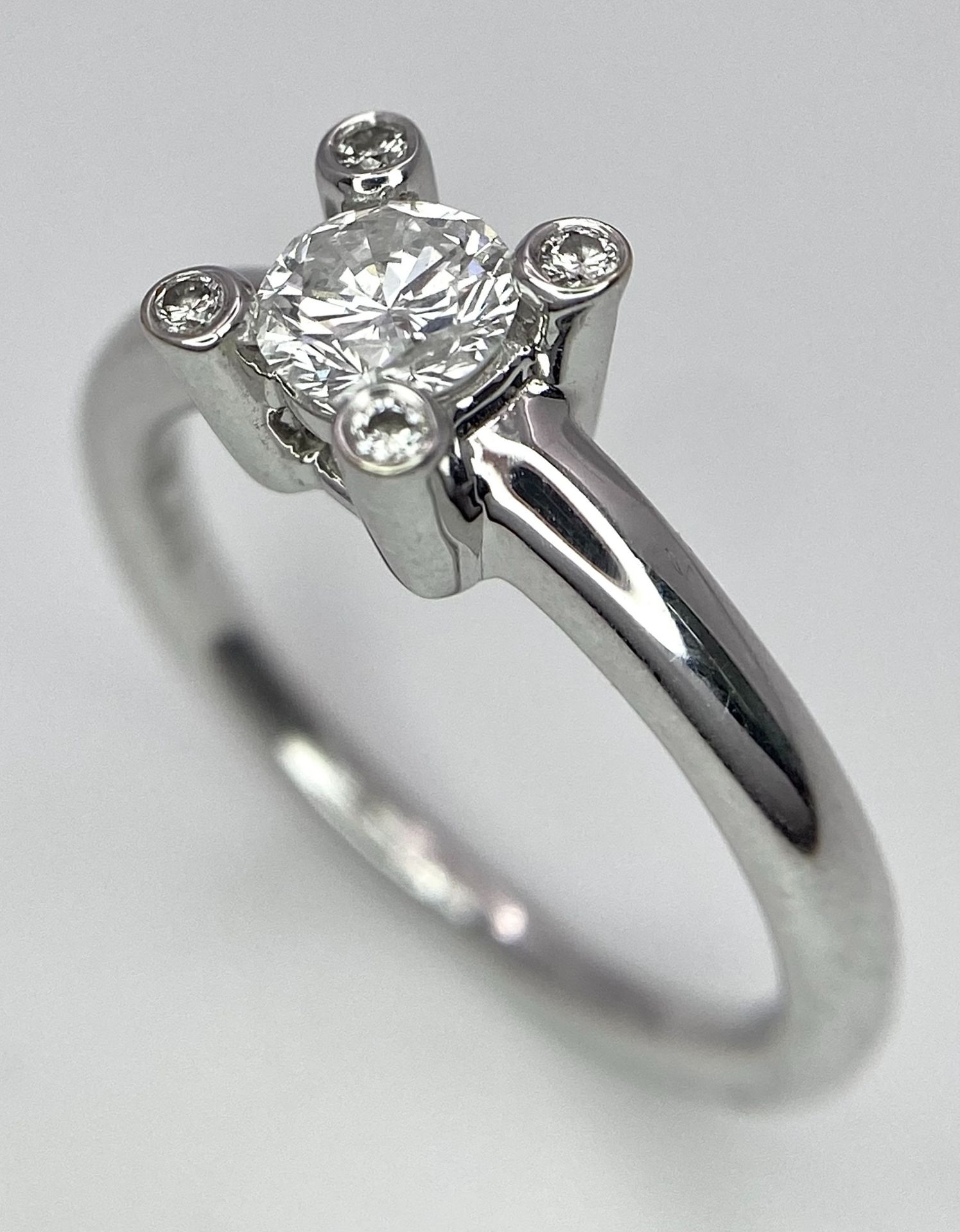 AN 18K WHITE GOLD DIAMOND SOLITAIRE RING WITH FOUR DIAMOND TURRETS - 0.50CT 4.6G. SIZE M 1/2. - Bild 6 aus 10