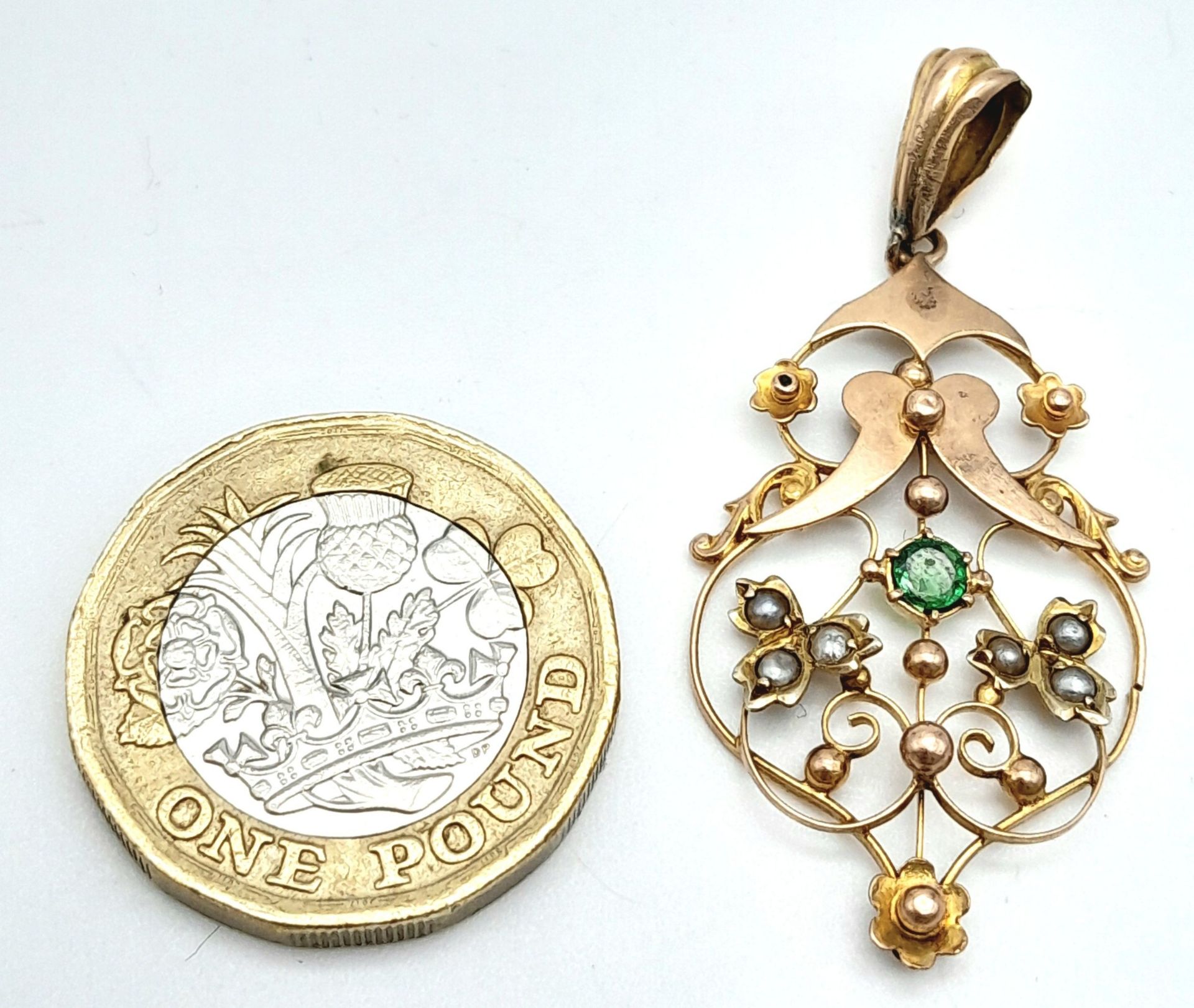 An Antique 9K Yellow Gold Seed Pearl and Emerald Pendant. 4.5cm. 2g - Image 3 of 4