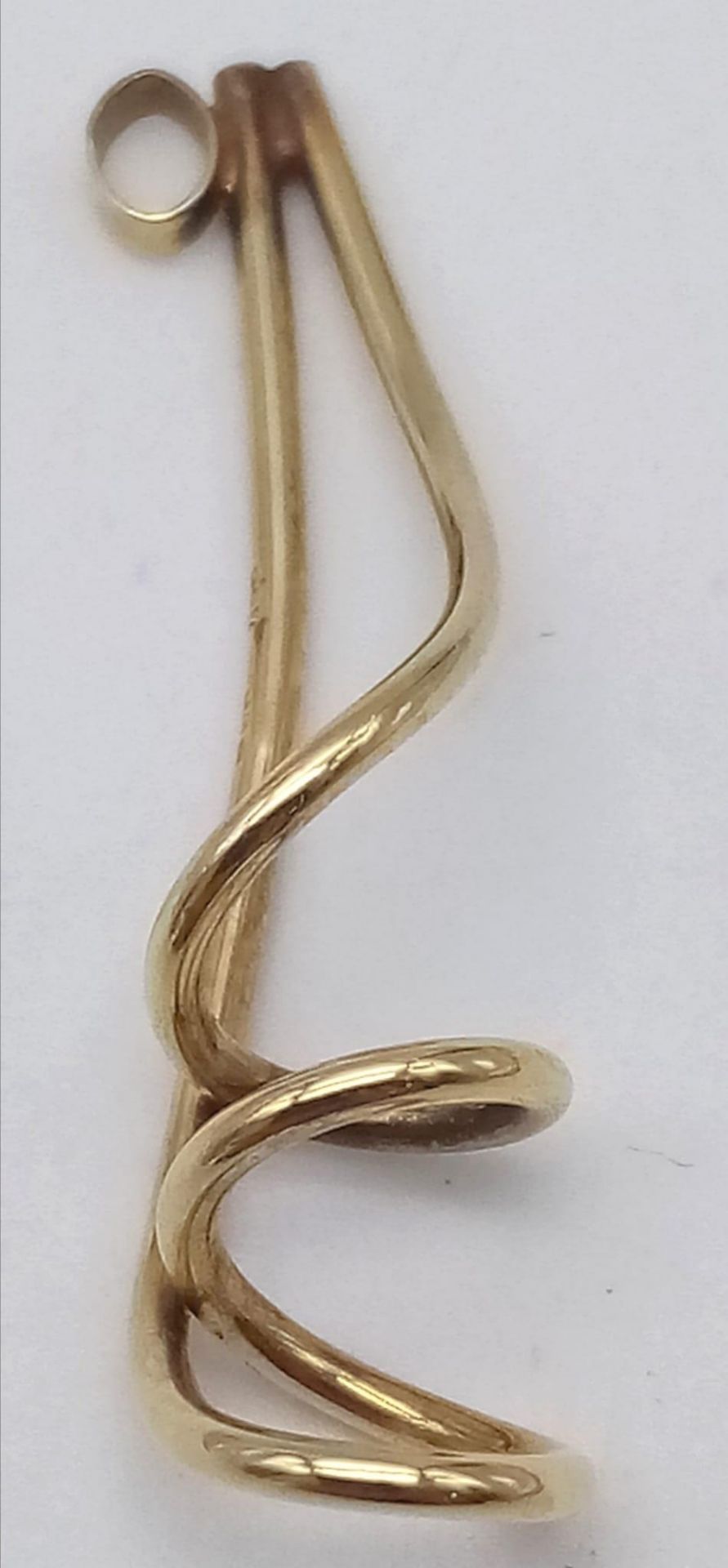 A 9K Yellow Gold Corkscrew Pendant. 4cm. 1.41g weight. - Image 2 of 4