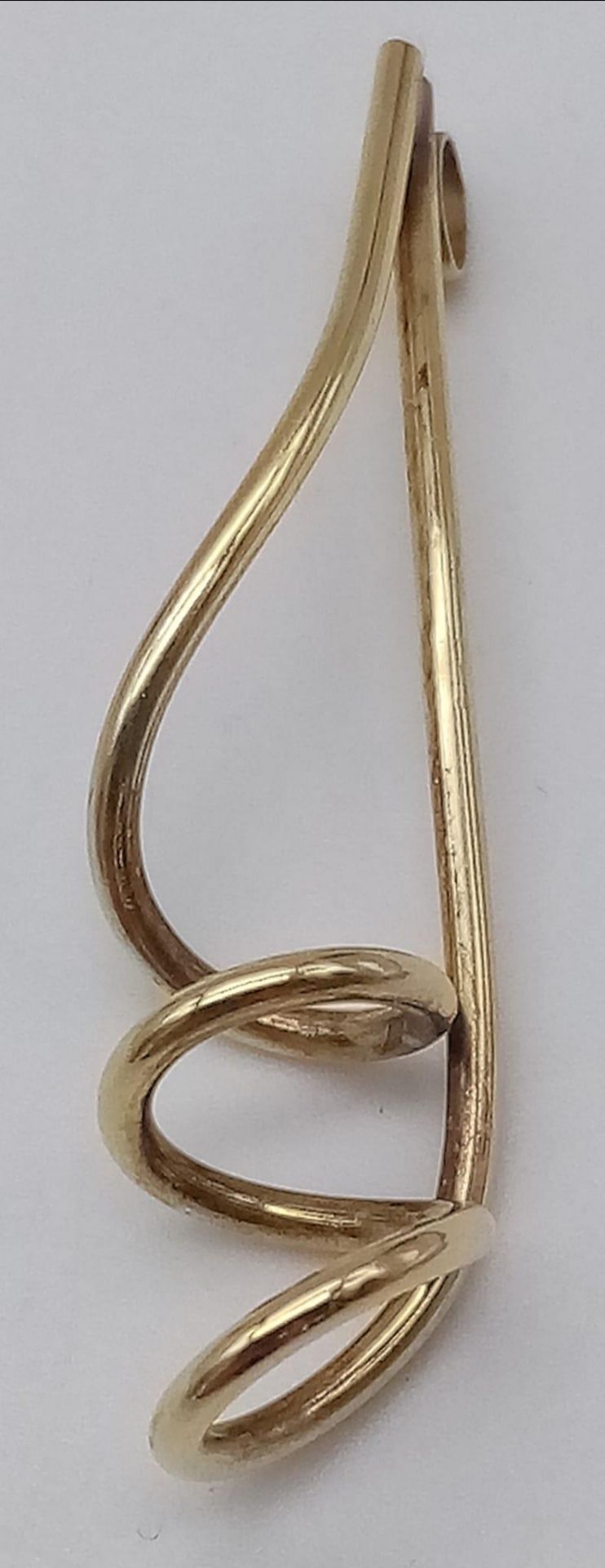 A 9K Yellow Gold Corkscrew Pendant. 4cm. 1.41g weight. - Image 3 of 4