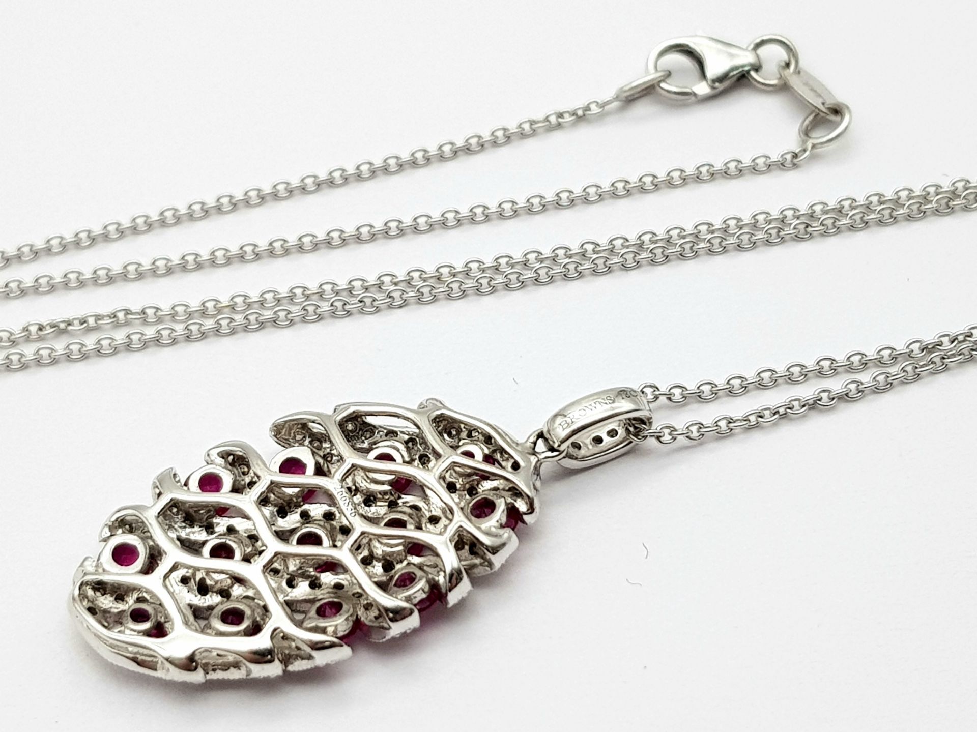 AN 18K WHITE GOLD DIAMOND AND RUBY PENDANT - 0.49CT OF DIAMONDS AND 2.29CT OF RUBIES. 6.2G WEIGHT. - Image 9 of 16