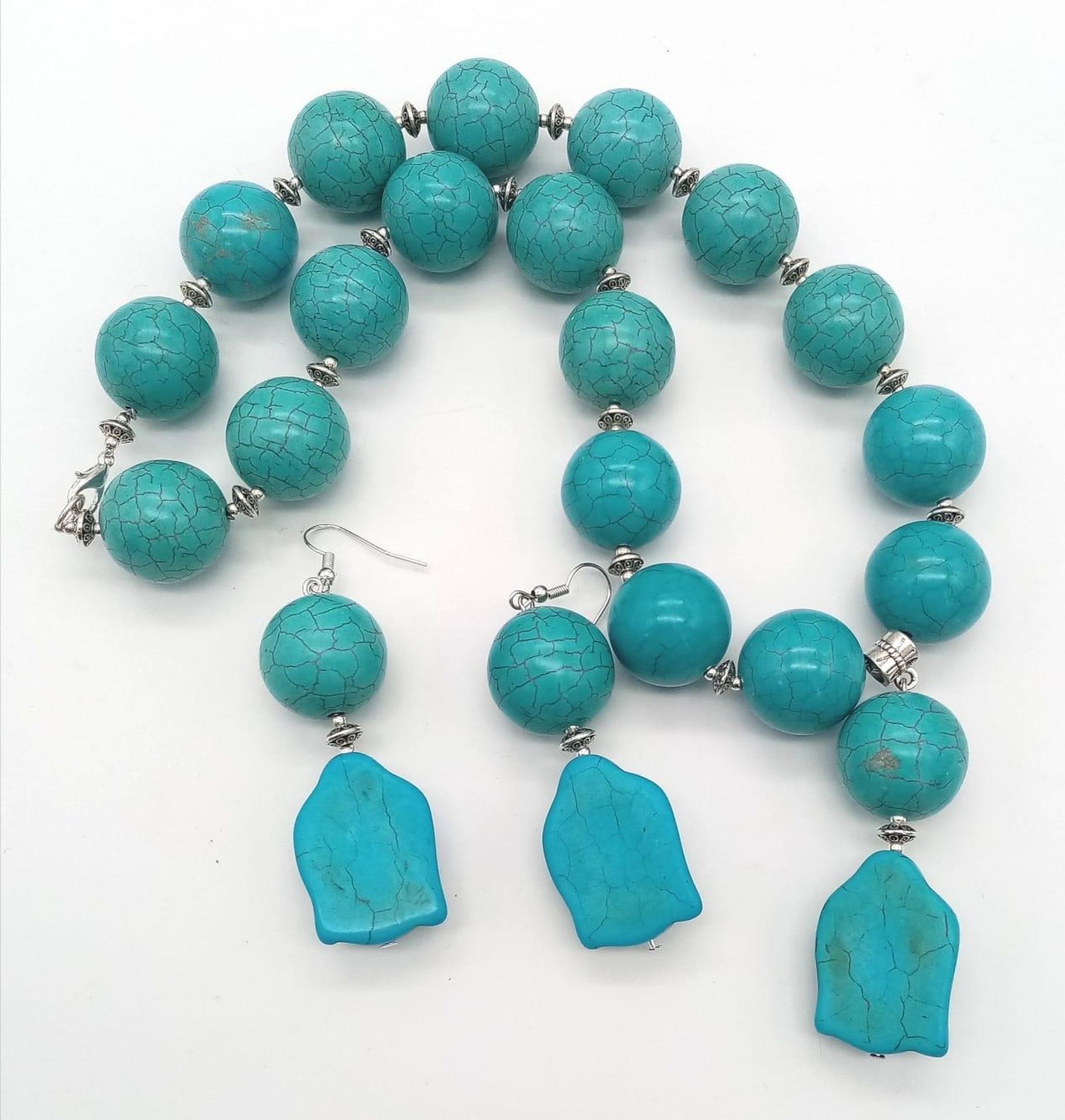 Of Buddhist interest: A large beaded (20 mm diameter) turquoise coloured necklace and earrings set - Bild 2 aus 5