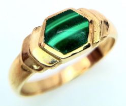 A 9K YELLOW GOLD MALACHITE SET RING. 3.5G. SIZE S.