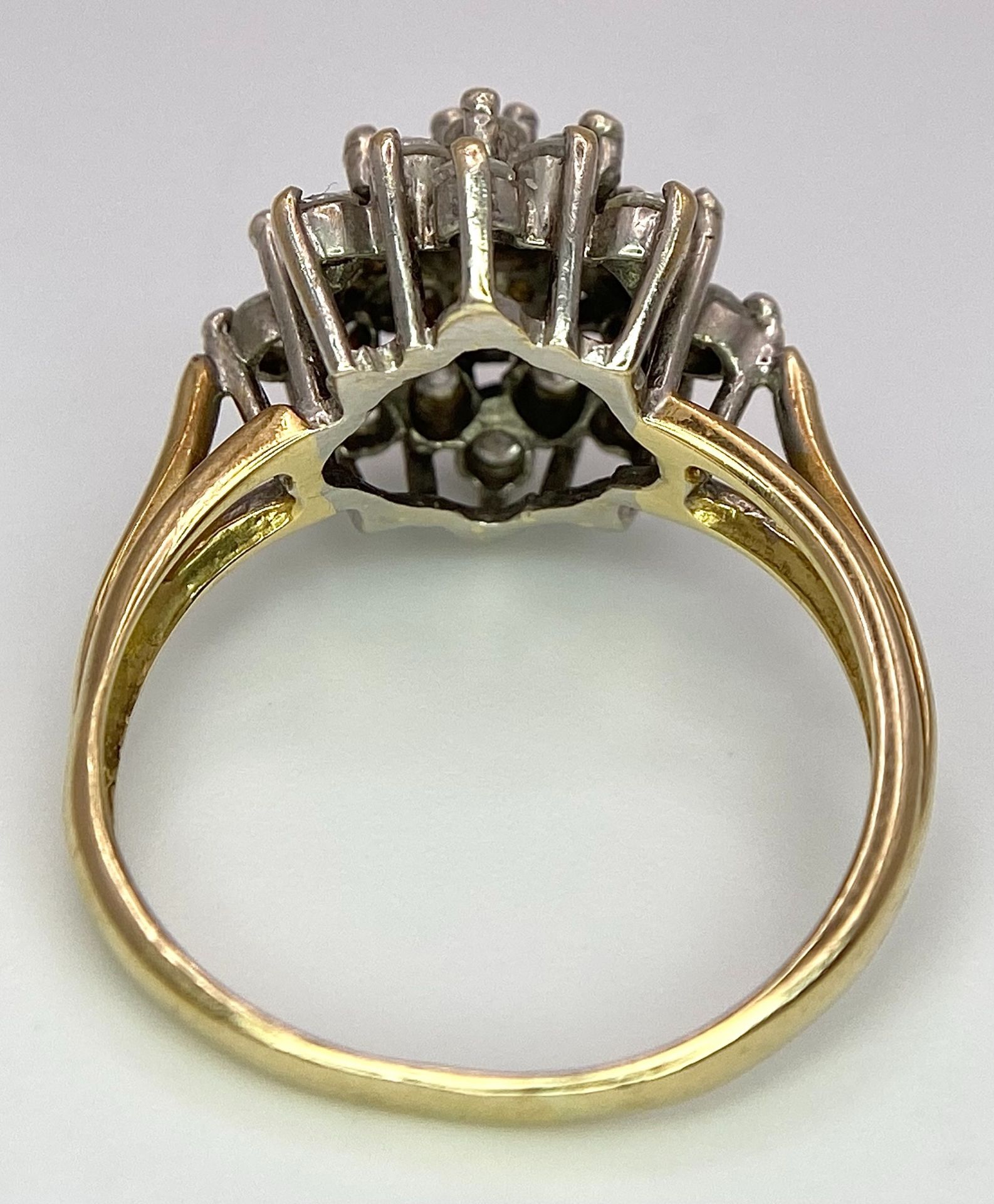 AN 18K YELLOW GOLD DIAMOND CLUSTER RING - 1CTW. 4.2G. SIZE L 1/2. - Bild 4 aus 7