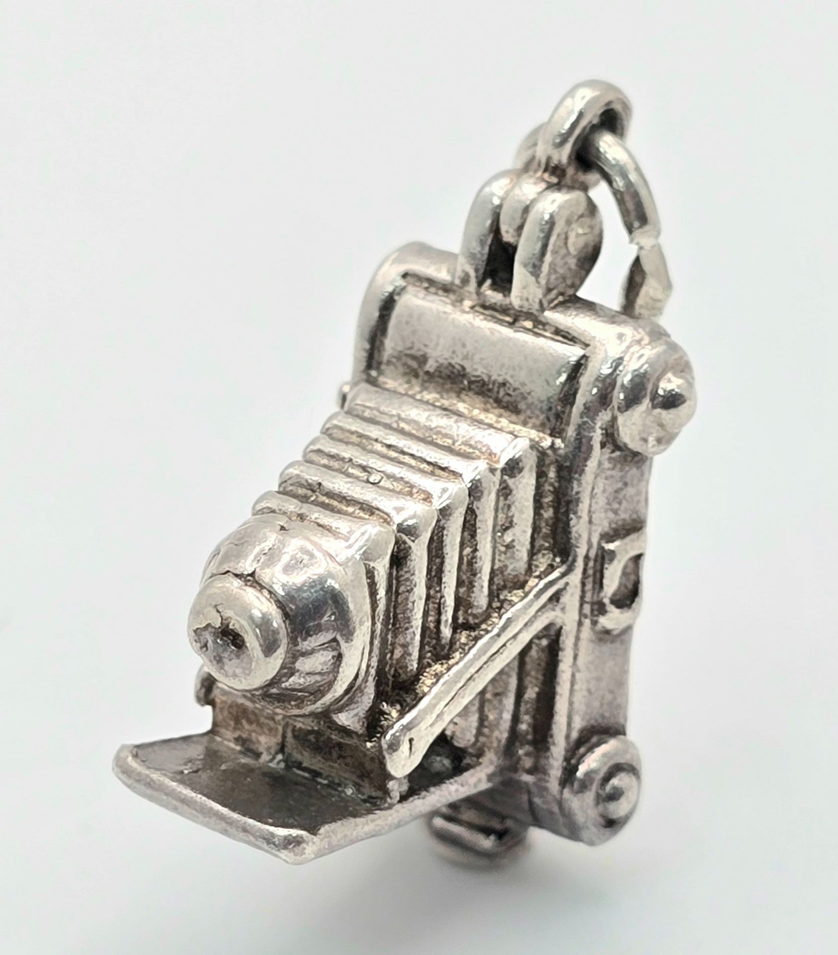 A STERLING SILVER VINTAGE CAMERA CHARM. 2.5cm length, 4.8g weight. Ref: SC 8115