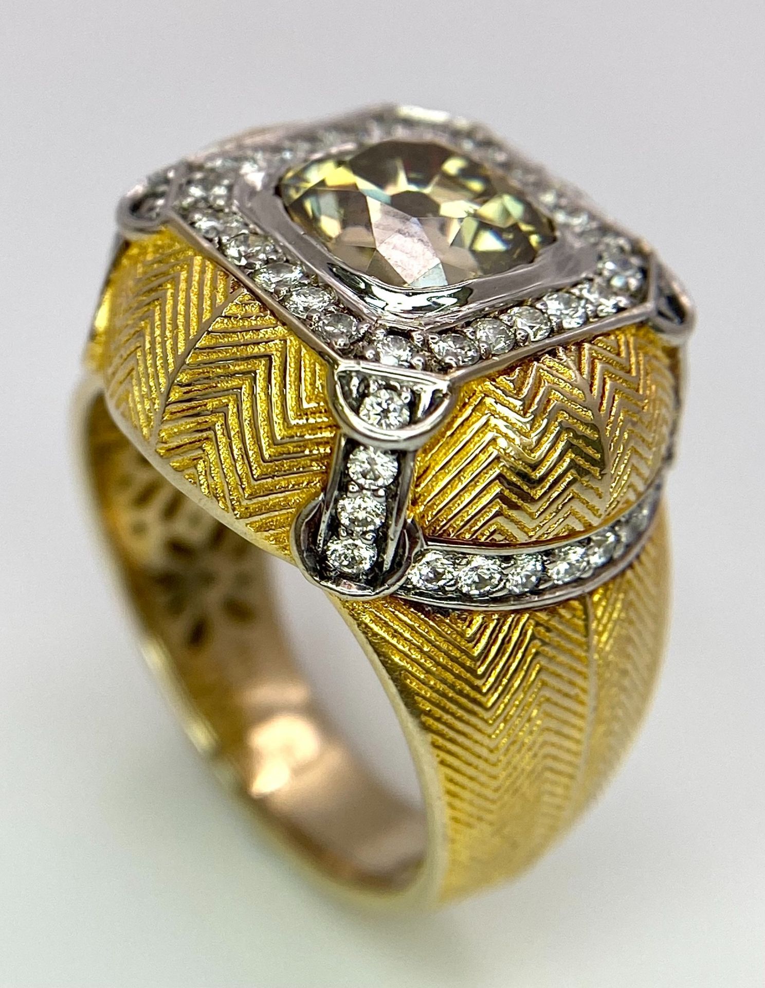 An 18K Yellow Gold Diamond Dress Ring. A 2.5ct central globular cut yellow diamond, with a round cut - Bild 3 aus 10