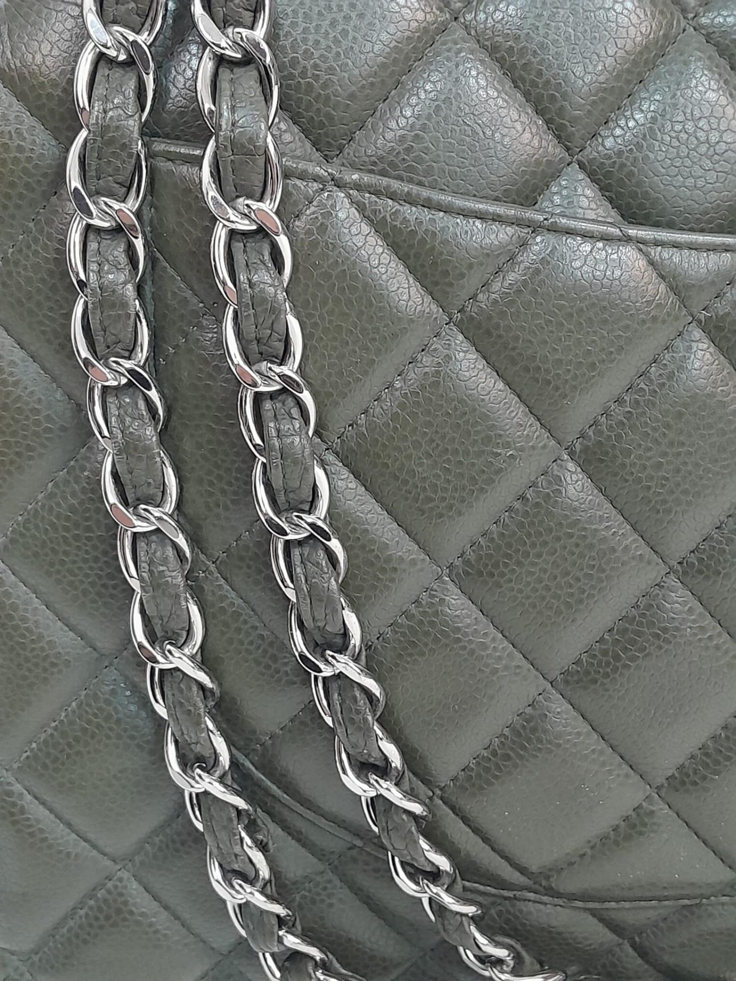 A Chanel Green Jumbo Classic Double Flap Bag. Quilted leather exterior with silver-toned hardware, - Bild 13 aus 14