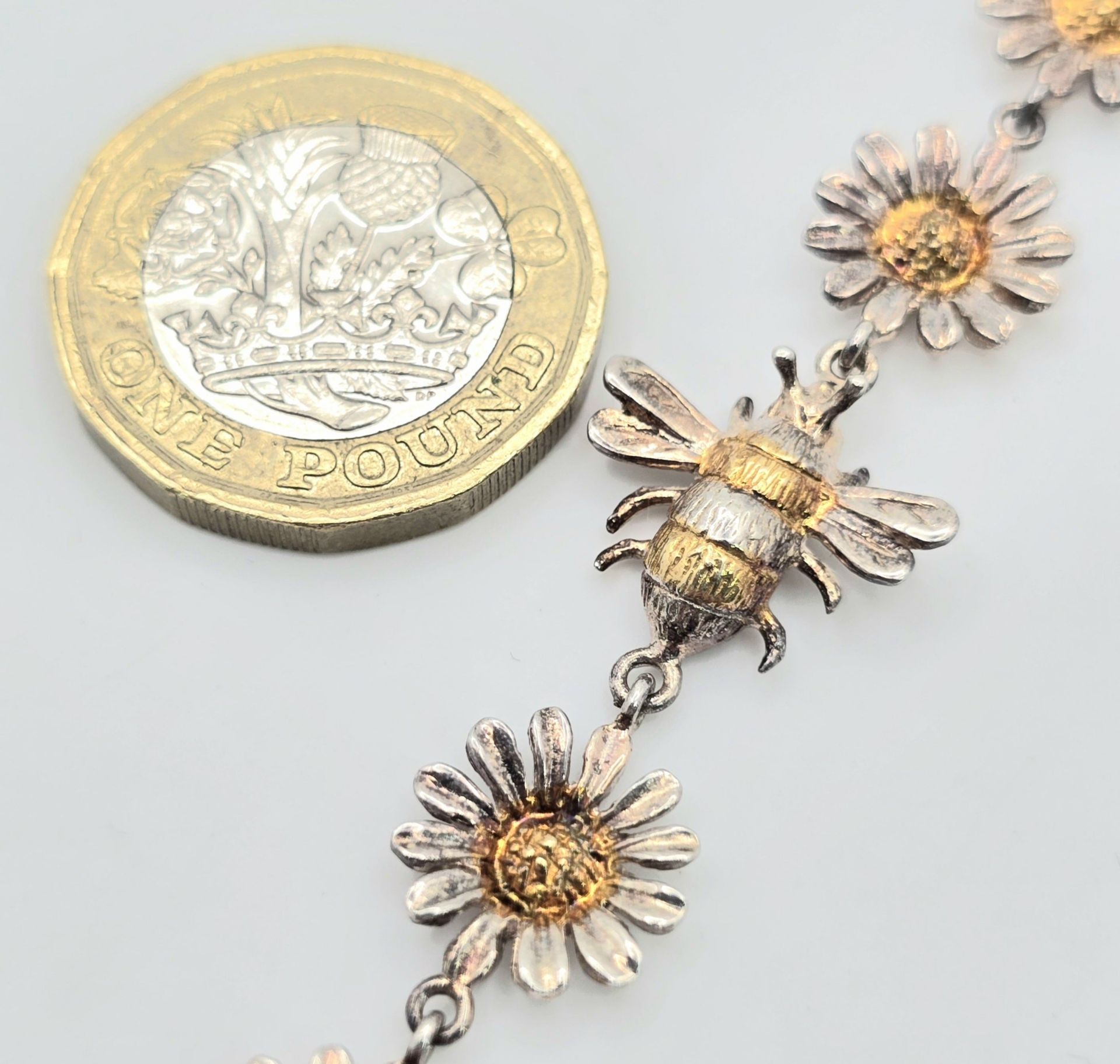 A STERLING SILVER SUNFLOWER AND BEE BRACELET WITH T BAR CLASP. 19.5cm, 13.2g total weight. Ref: SC - Image 2 of 4