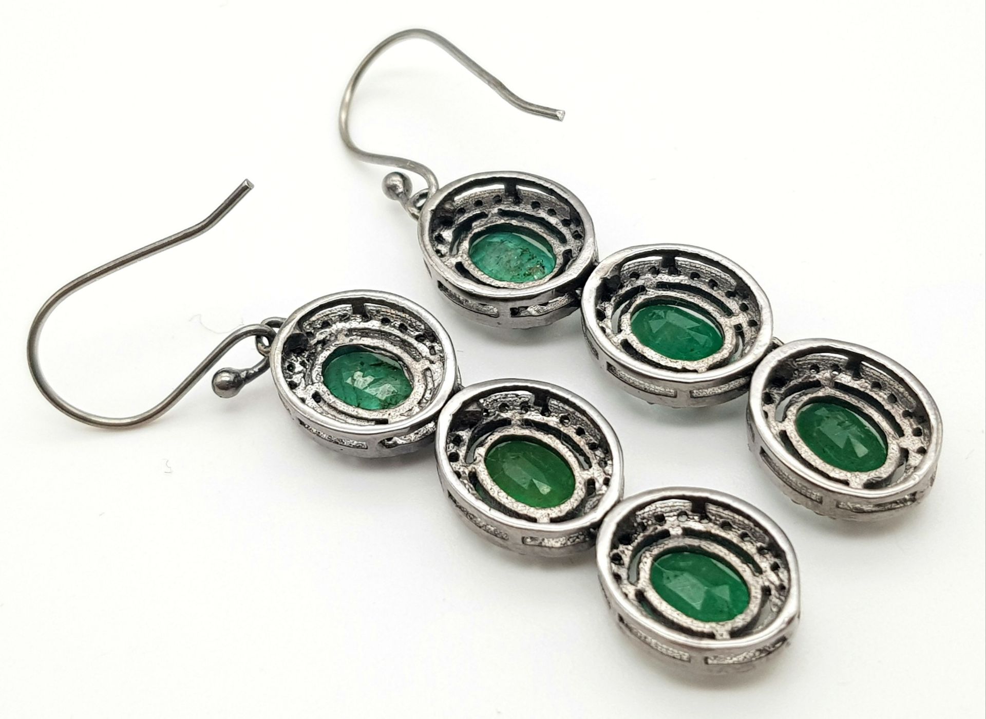 A Pair of Emerald Gemstone Drop Earrings with Halos of Diamonds. Set in 925 Silver. Emeralds - - Bild 3 aus 4