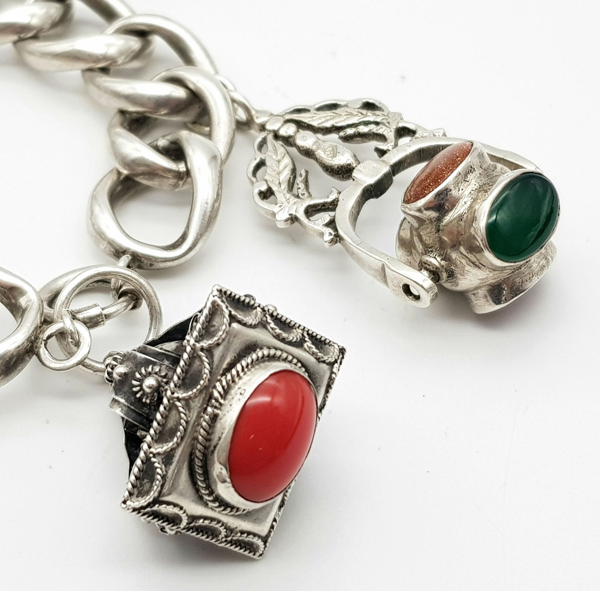 AN UNUSUAL SILVER CHARM BRACELET WITH LARGE STONE SET CHARMS (SEE PHOTO) 90.6gms - Image 2 of 4