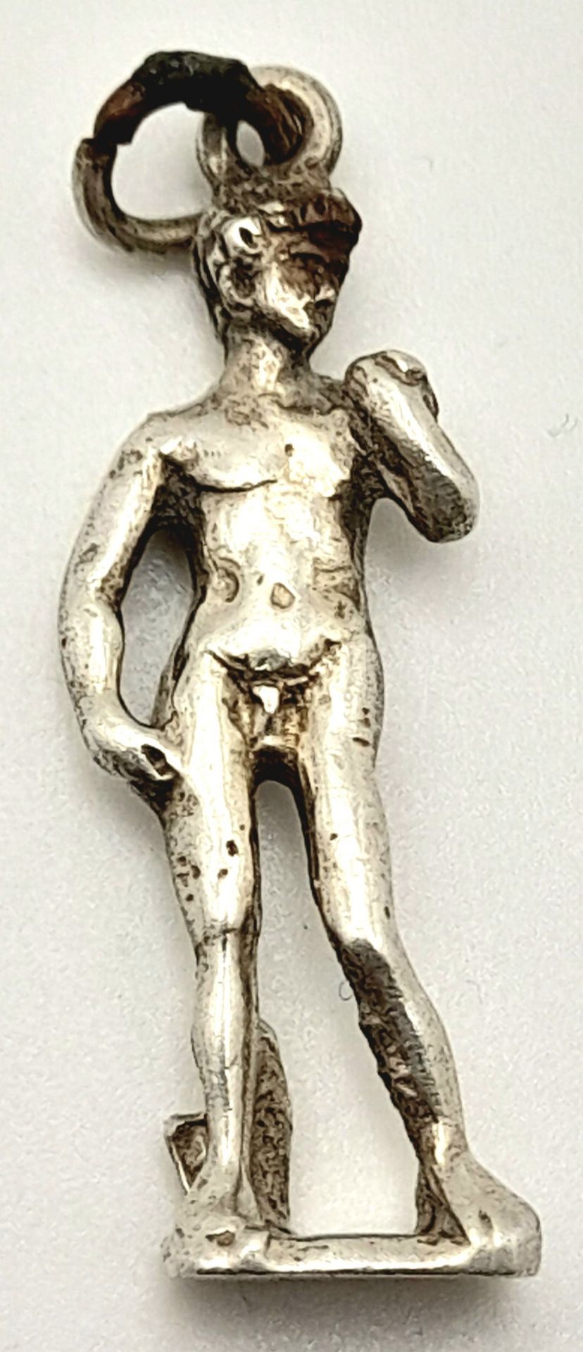 A STERLING SILVER MICHELANGELO'S DAVID STATUE CHARM. 3.5cm length, 3.6g weight. Ref: SC 8125