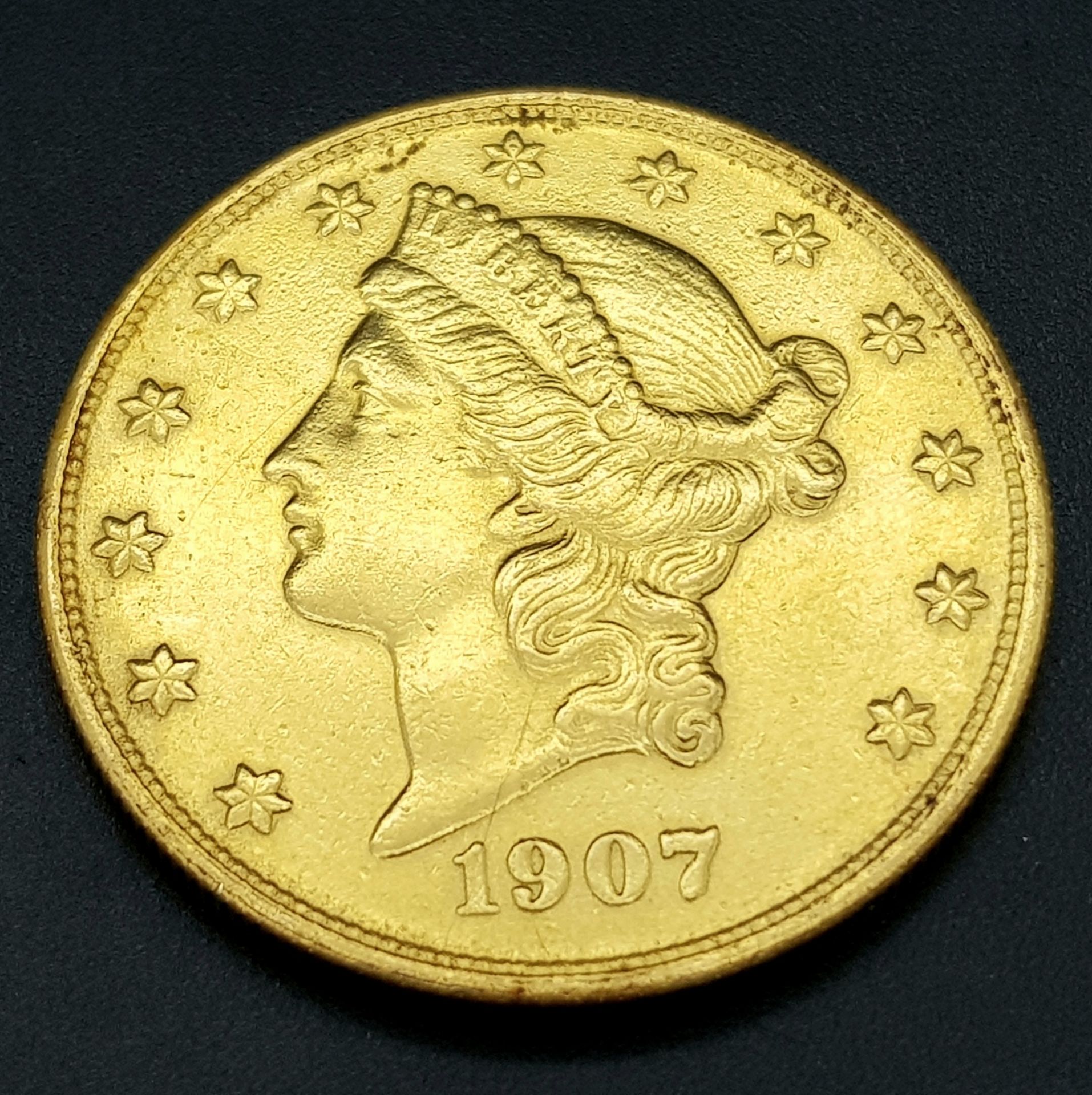 A $20 GOLD LIBERTY COIN DATED 1907 AND WEIGHING 33.43gms THIS COIN IS IN VERY GOOD CONDITION - Image 5 of 8