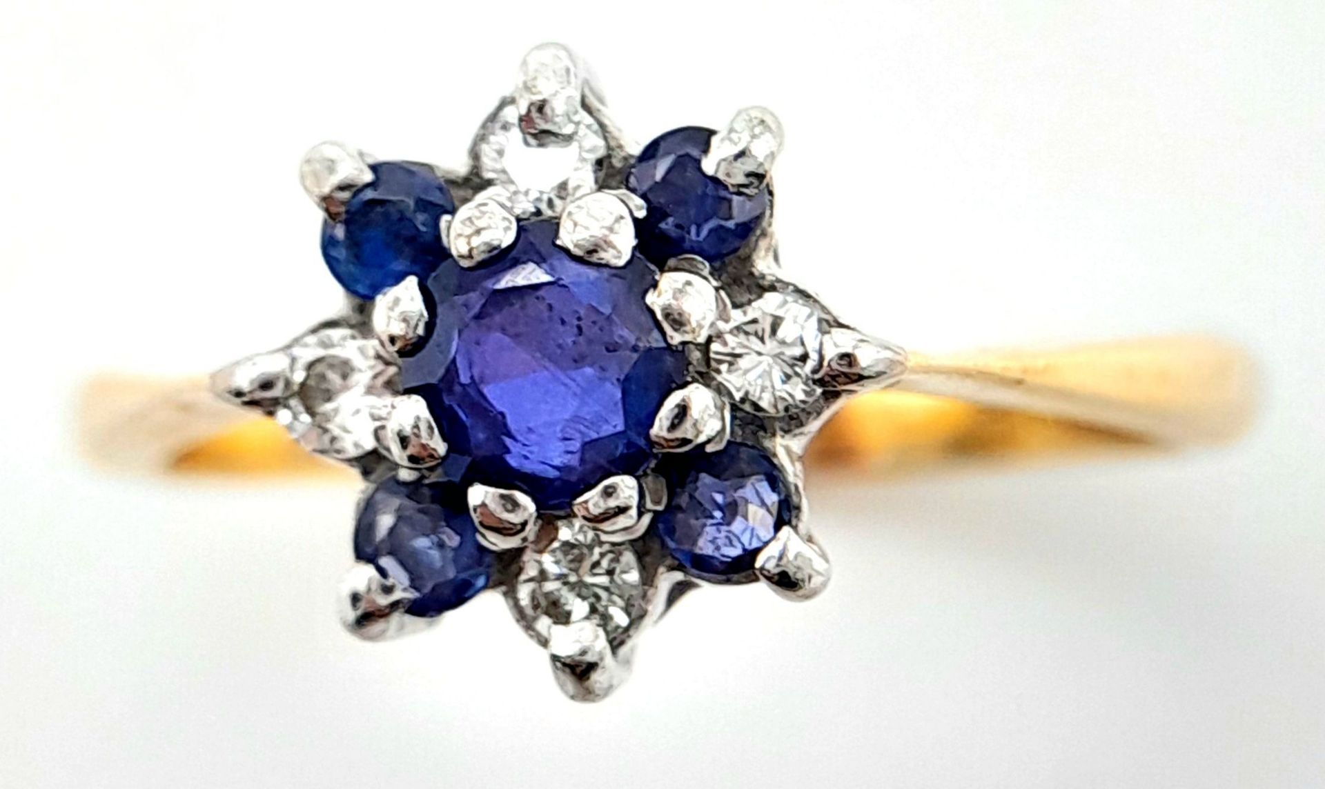 AN 18K YELLOW GOLD DIAMOND AND SAPPHIRE CLUSTER RING. 3.3G. SIZE L - Bild 2 aus 6