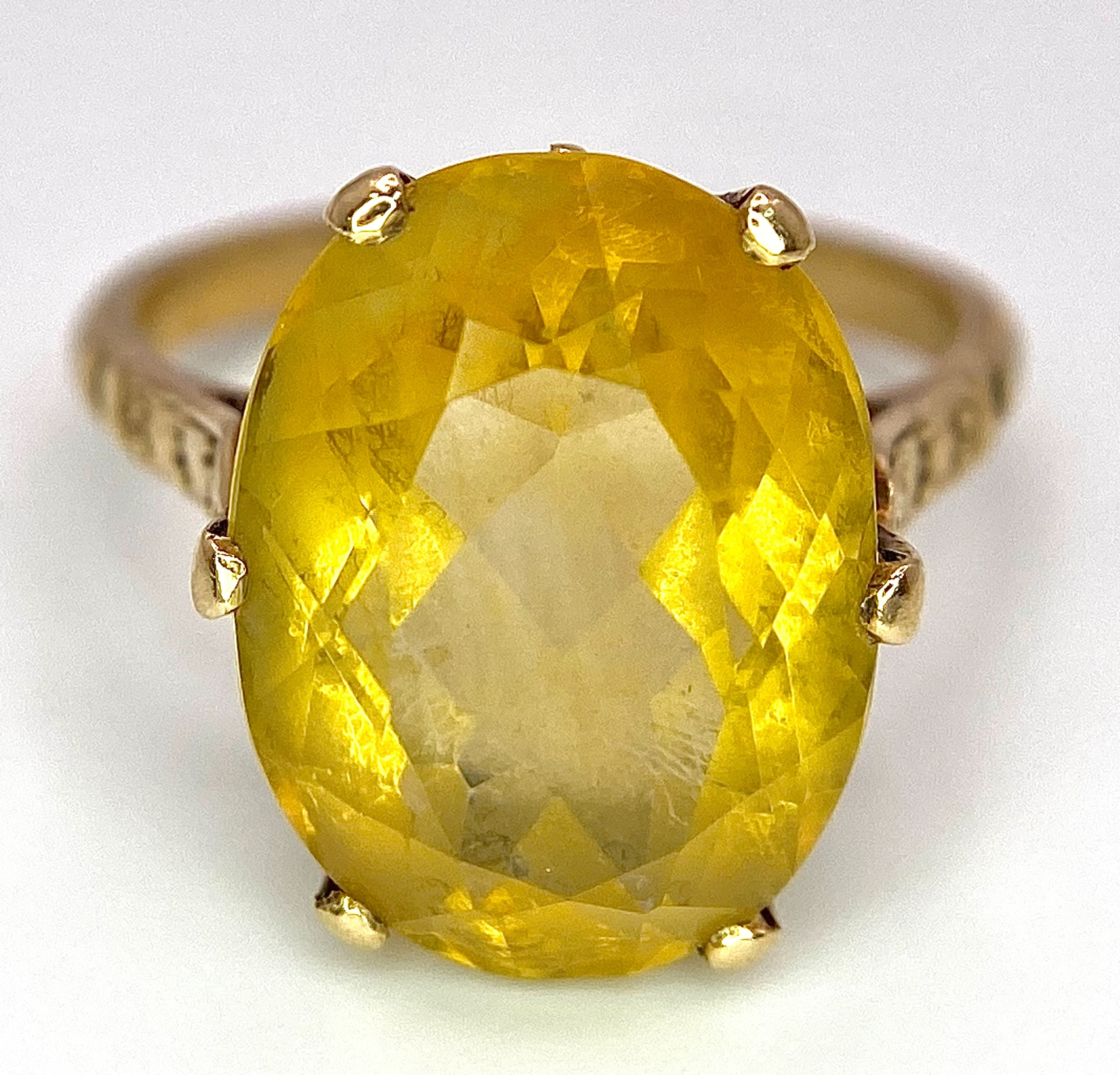 A Vintage 9K Yellow Gold Citrine Ring. 8ct oval cut citrine. Size Q. 5g total weight.